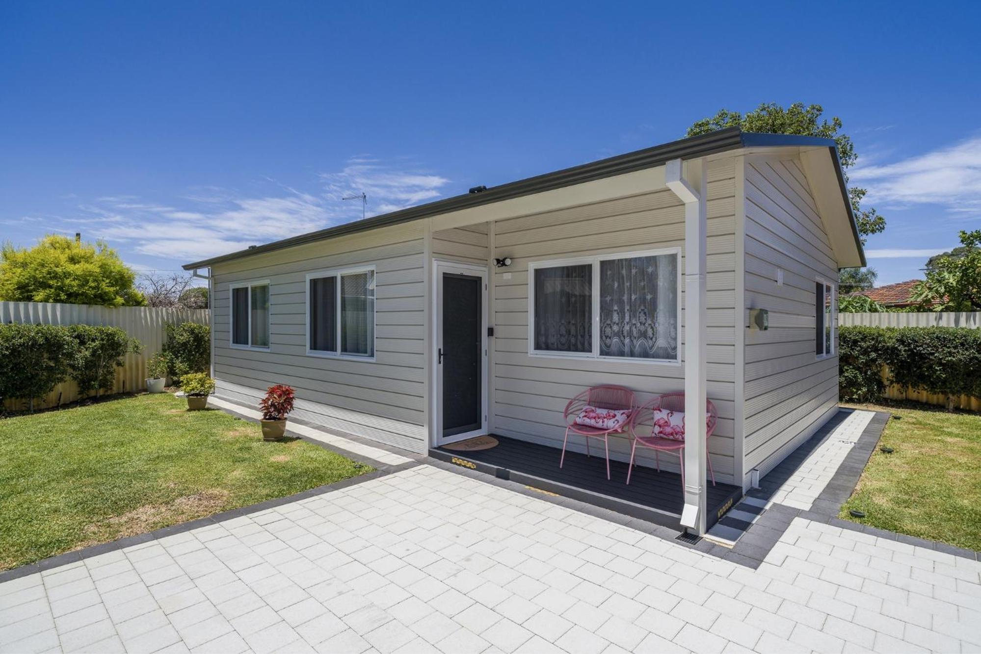 Bright and Spacious 2-Bed Thornlie Family Home