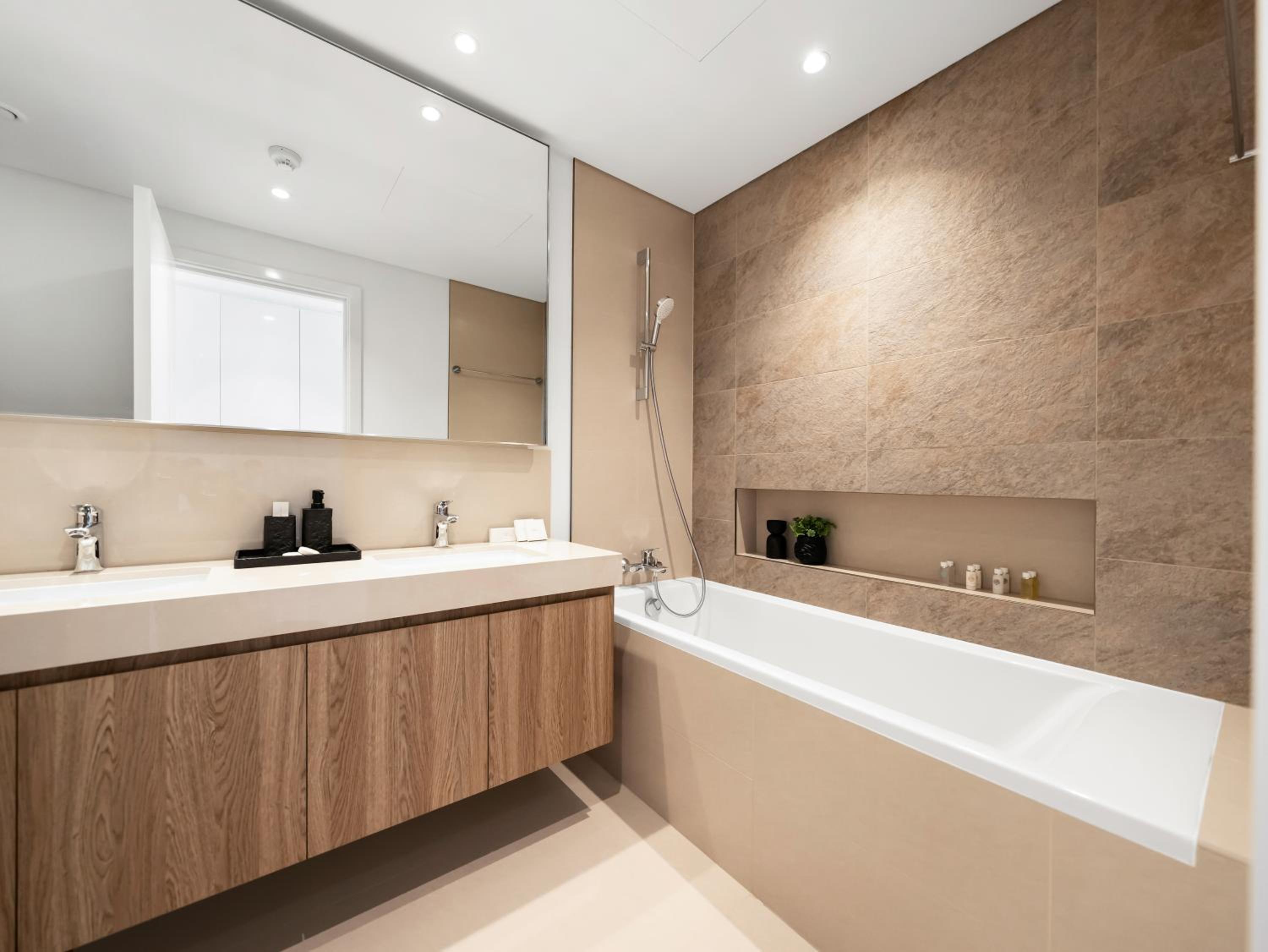 Royal Vista - Luxury 2BR Apartment at Downtown Views II - Downtown