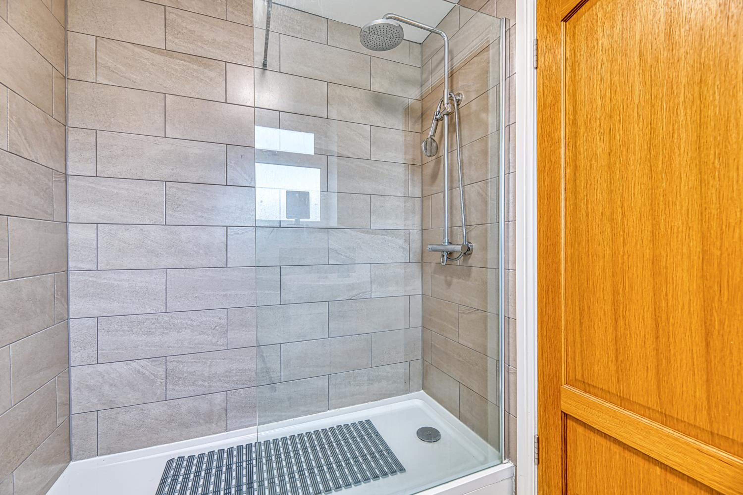 Spacious One Bedroom in Guilden Sutton by Guestz