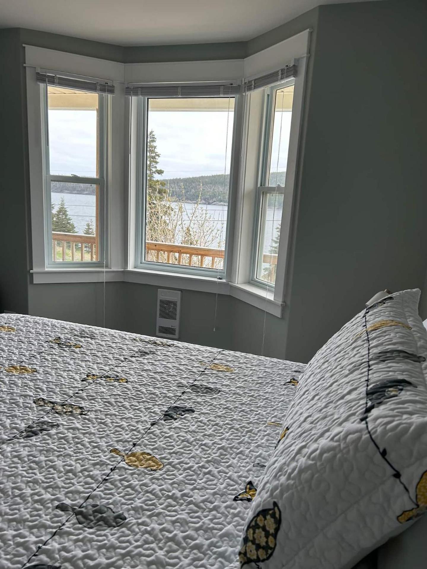 Oceanfront Cottage Walk to Trail & Boat Tours
