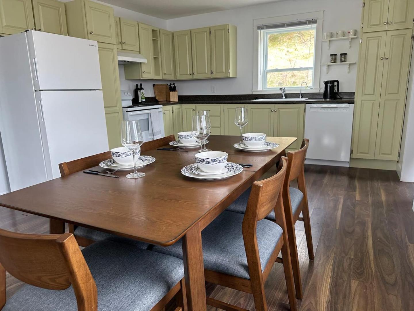 Oceanfront Cottage Walk to Trail & Boat Tours