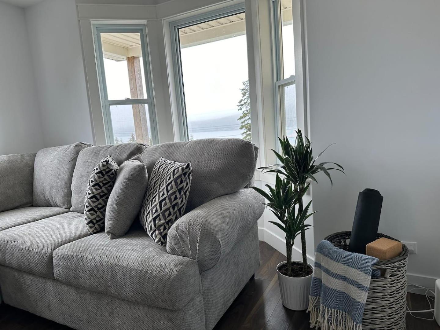 Oceanfront Cottage Walk to Trail & Boat Tours