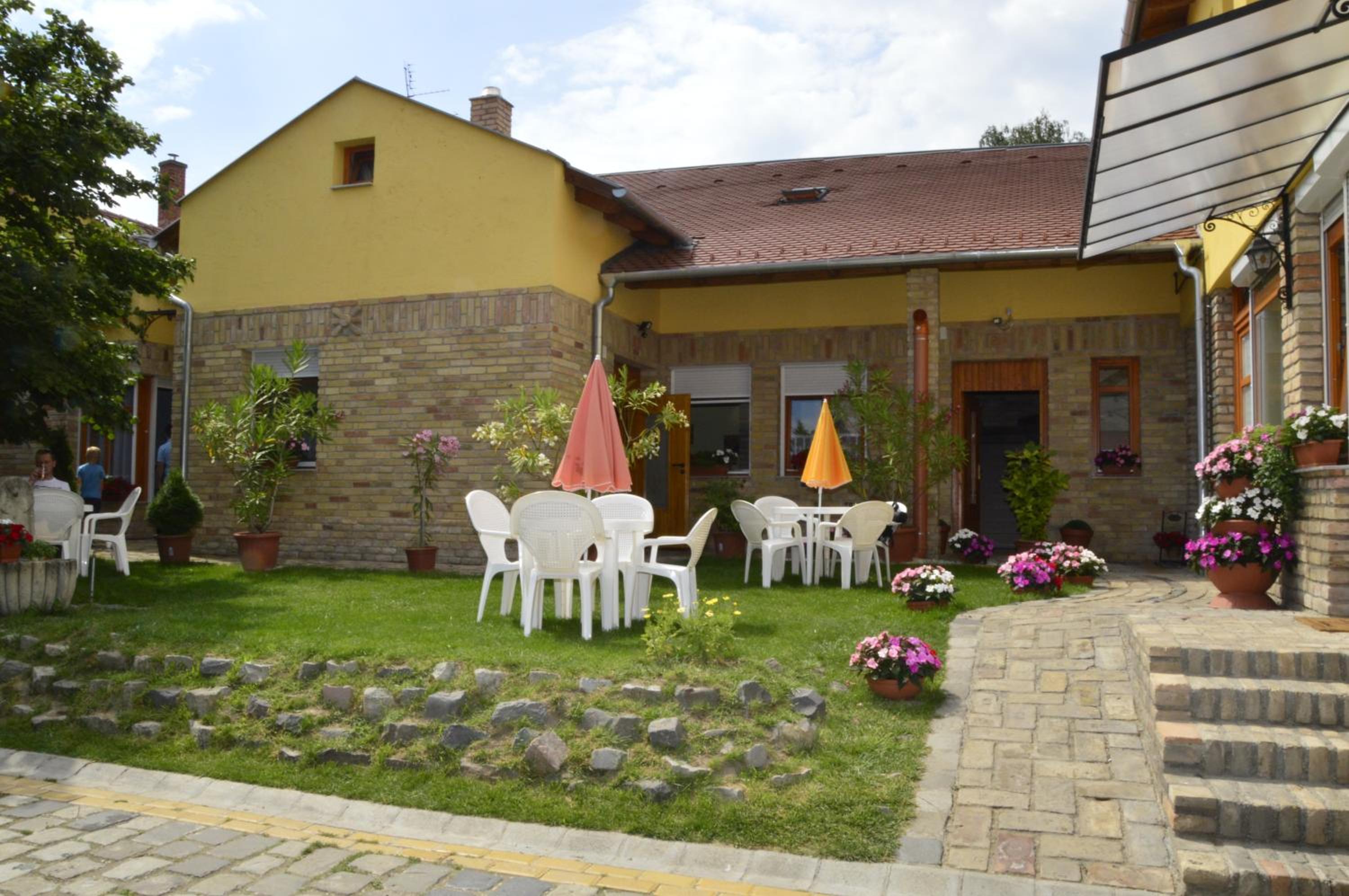 Photo 12