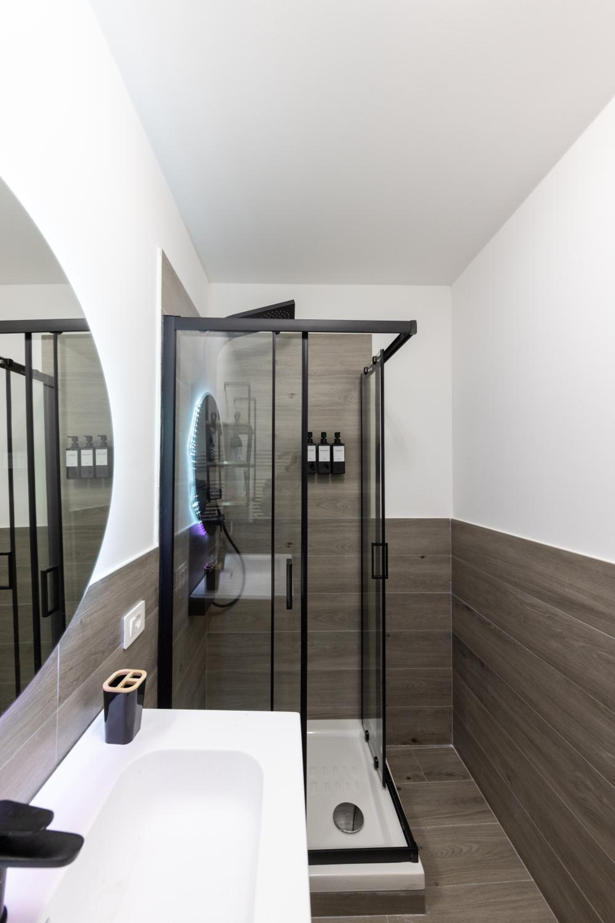 Urban Chic Luxury Suite Apartments