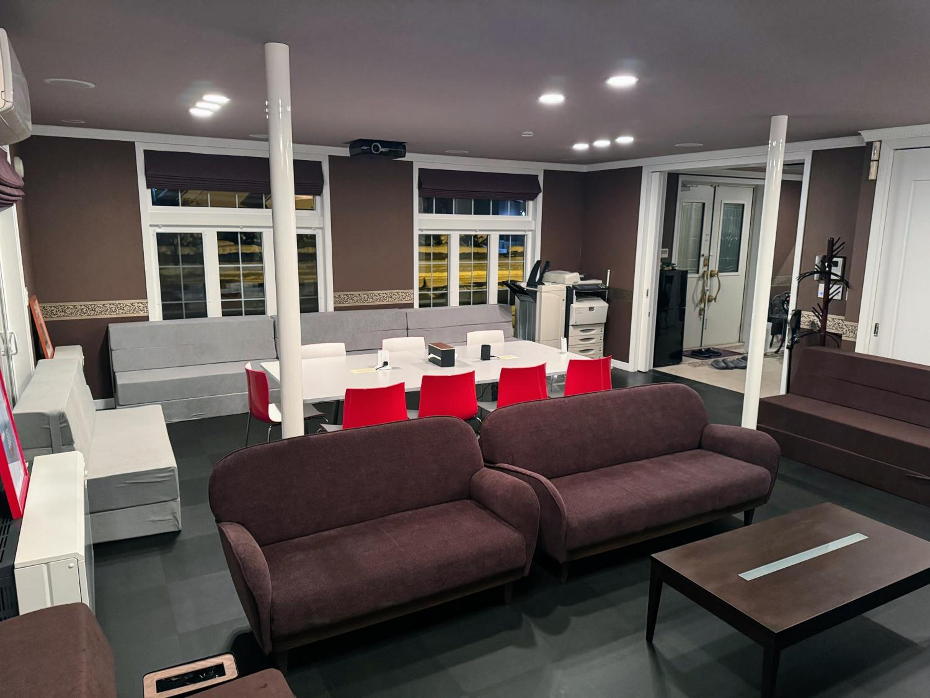 BIEI TERRACE 1st Floor - 1F専用独立玄関 - 1F占有78平米大型ワンルーム- ソファベッド7台, 170型米Valerion社製最新シアター動画視聴, 無料Wi-Fi, シャワー, ミニキッチン付き - 駅前通り沿い -