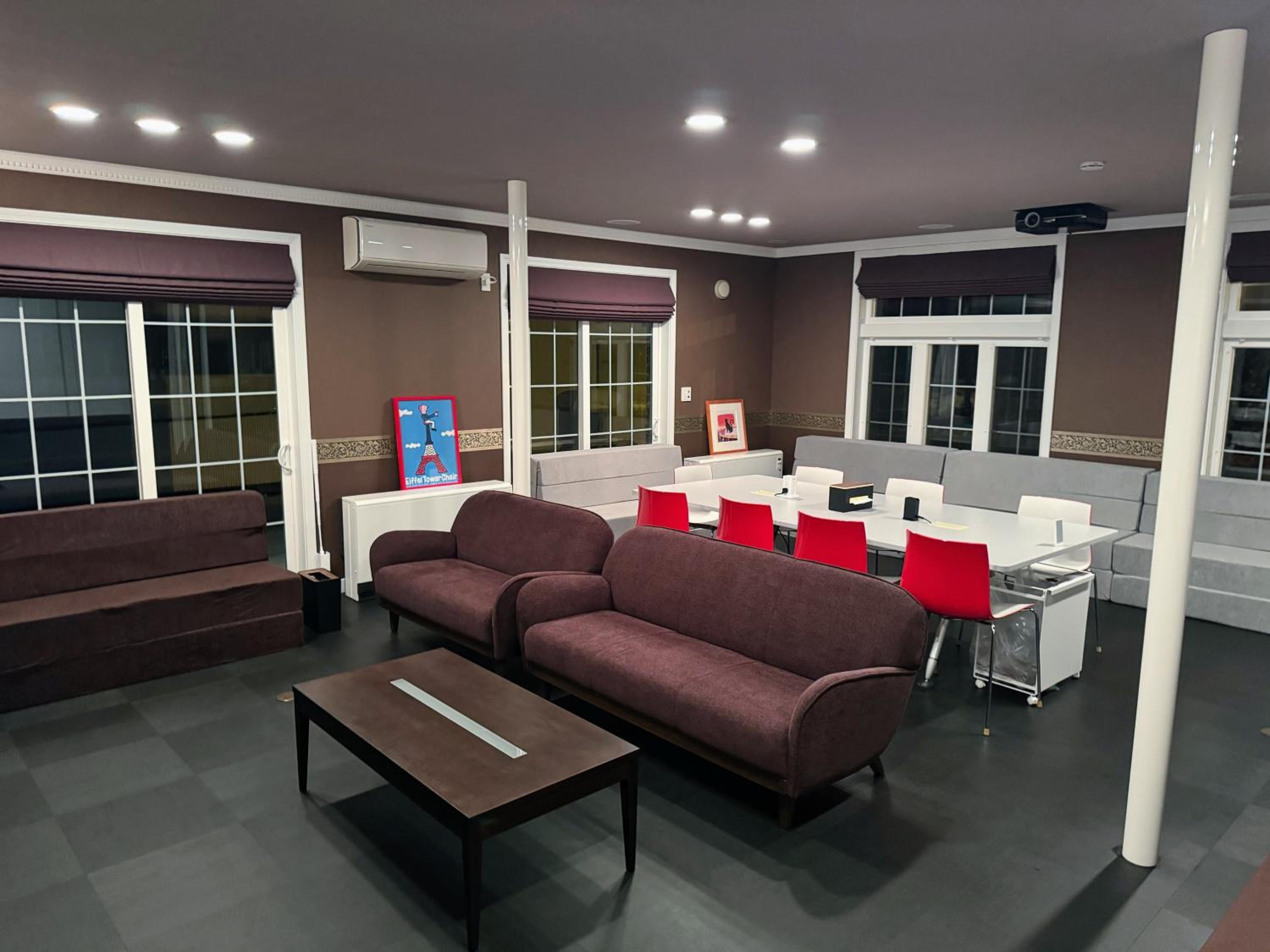 BIEI TERRACE 1st Floor - 1F専用独立玄関 - 1F占有78平米大型ワンルーム- ソファベッド7台, 170型米Valerion社製最新シアター動画視聴, 無料Wi-Fi, シャワー, ミニキッチン付き - 駅前通り沿い -