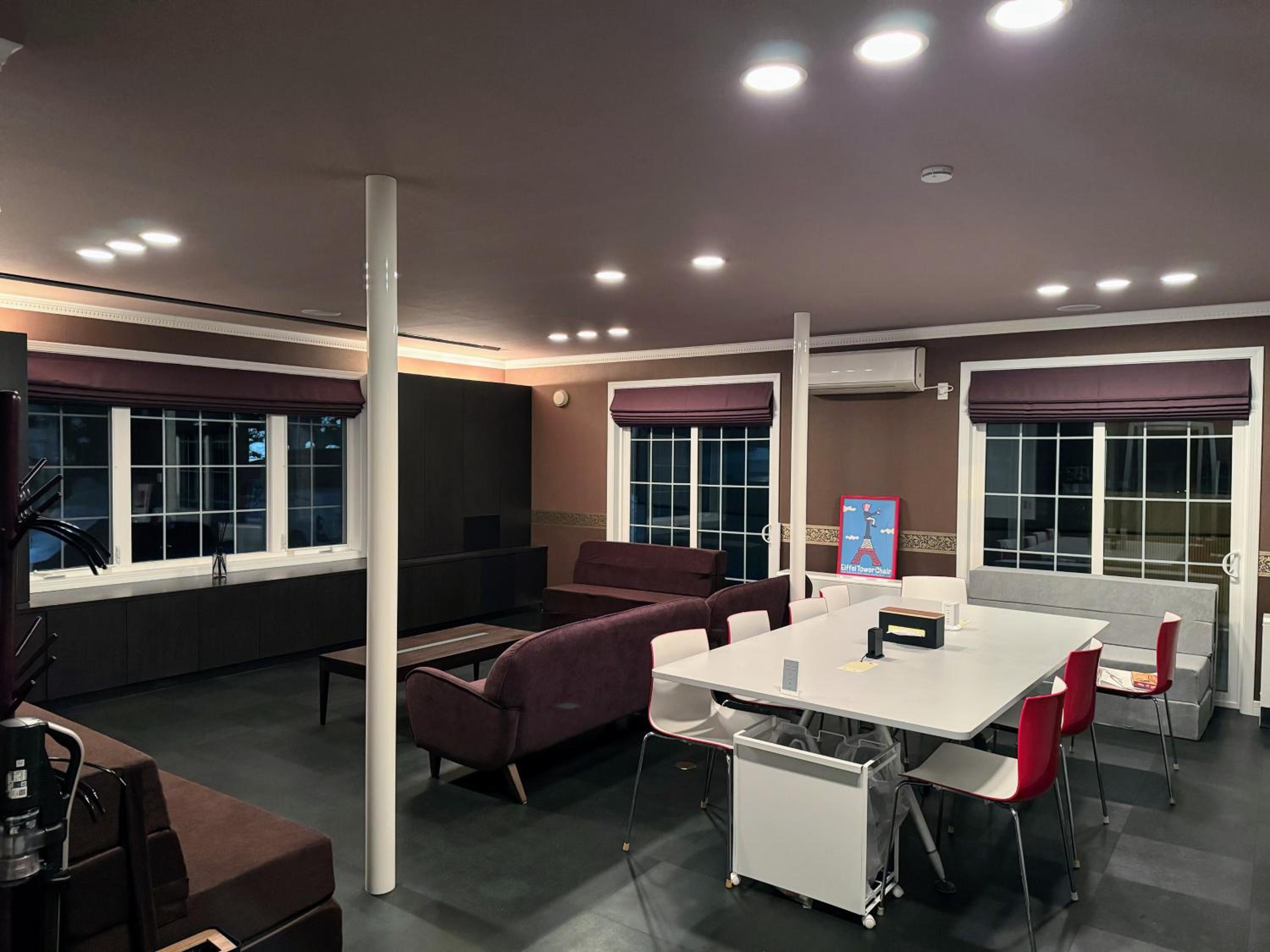 BIEI TERRACE 1st Floor - 1F専用独立玄関 - 1F占有78平米大型ワンルーム- ソファベッド7台, 170型米Valerion社製最新シアター動画視聴, 無料Wi-Fi, シャワー, ミニキッチン付き - 駅前通り沿い -