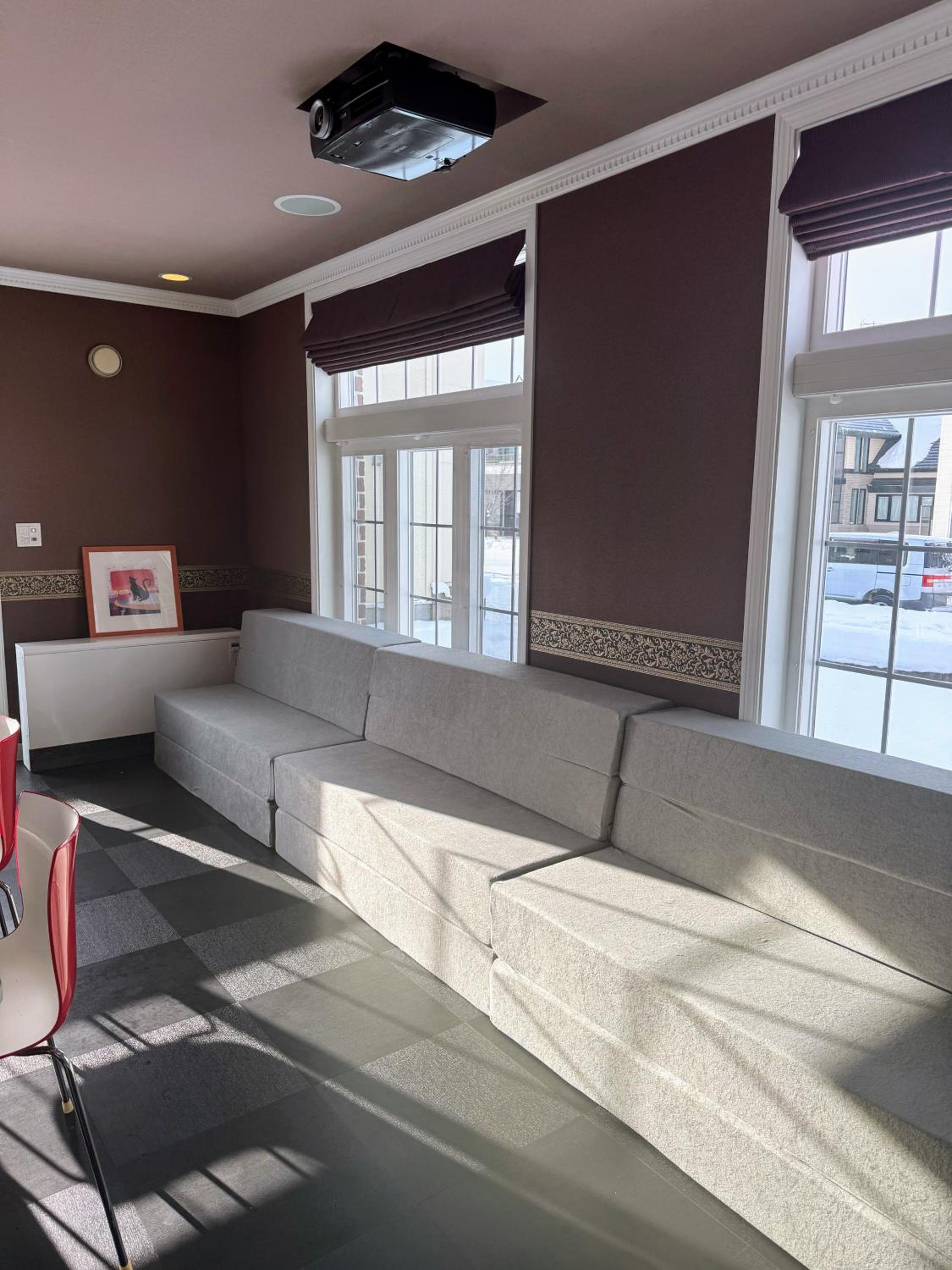 BIEI TERRACE 1st Floor - 1F専用独立玄関 - 1F占有78平米大型ワンルーム- ソファベッド7台, 170型米Valerion社製最新シアター動画視聴, 無料Wi-Fi, シャワー, ミニキッチン付き - 駅前通り沿い -