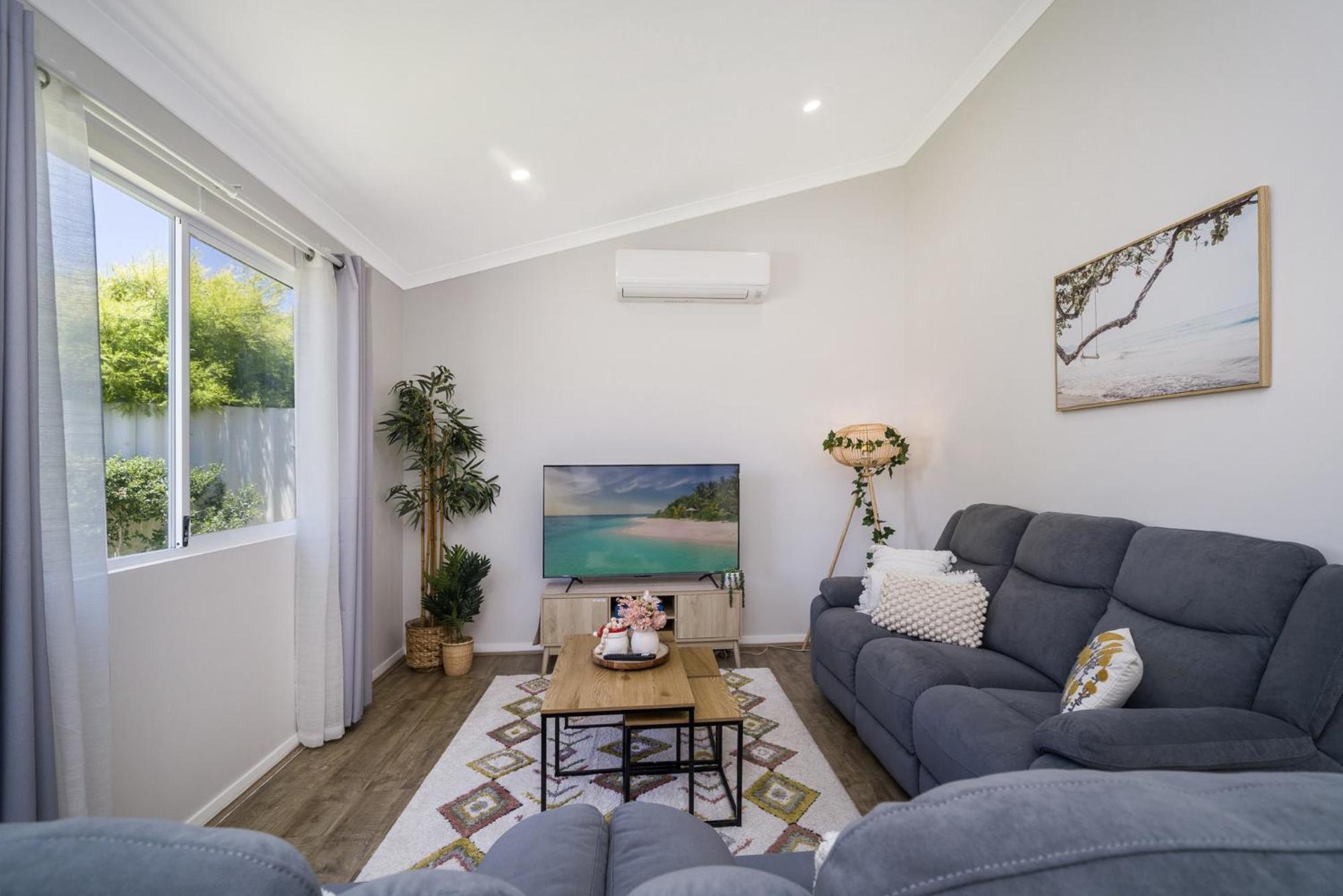 Bright and Spacious 2-Bed Thornlie Family Home