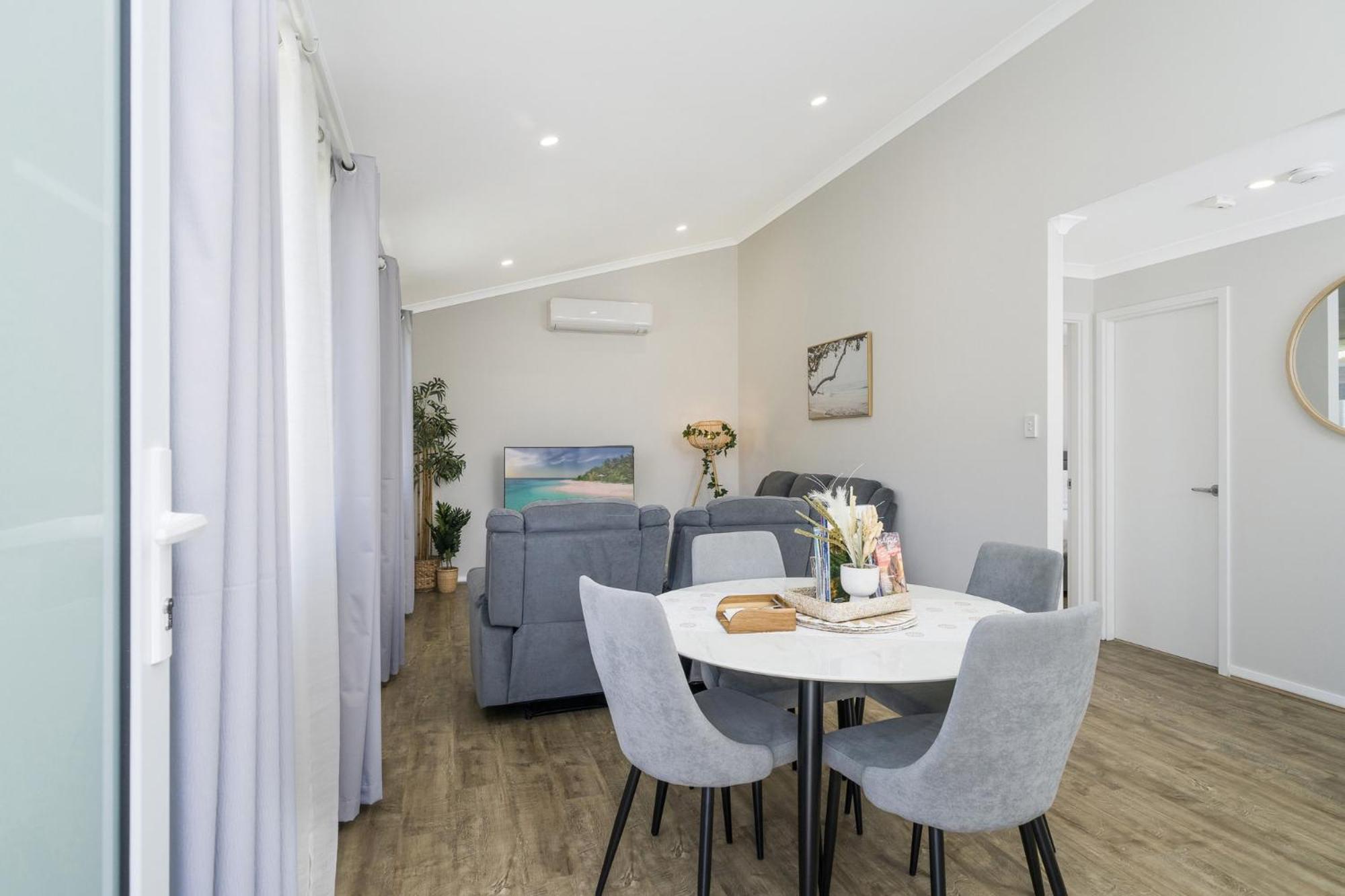 Bright and Spacious 2-Bed Thornlie Family Home