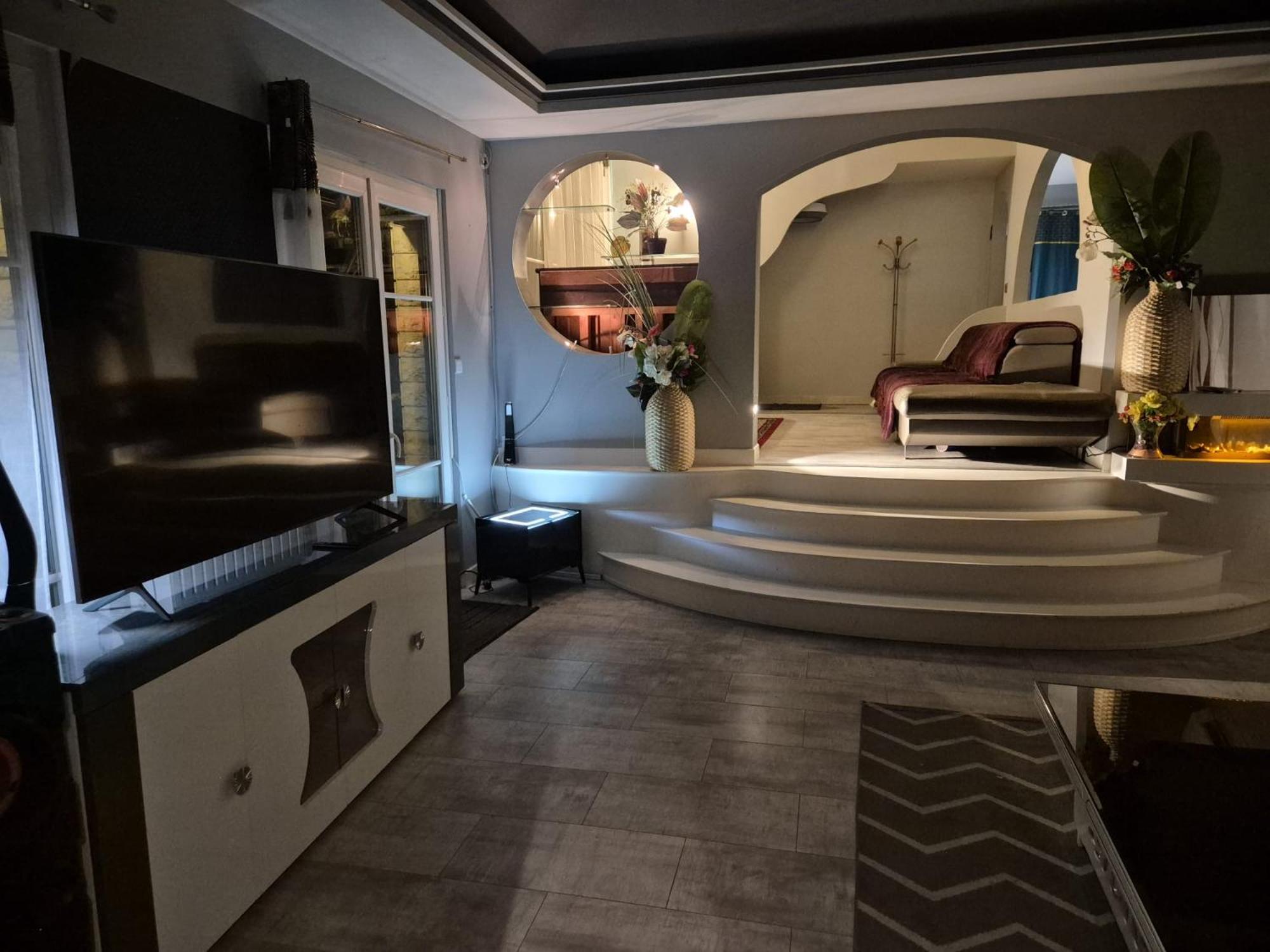 Villa Maxonale près de Paris avec Piscine Chauffée, Sauna et Jacuzzi
