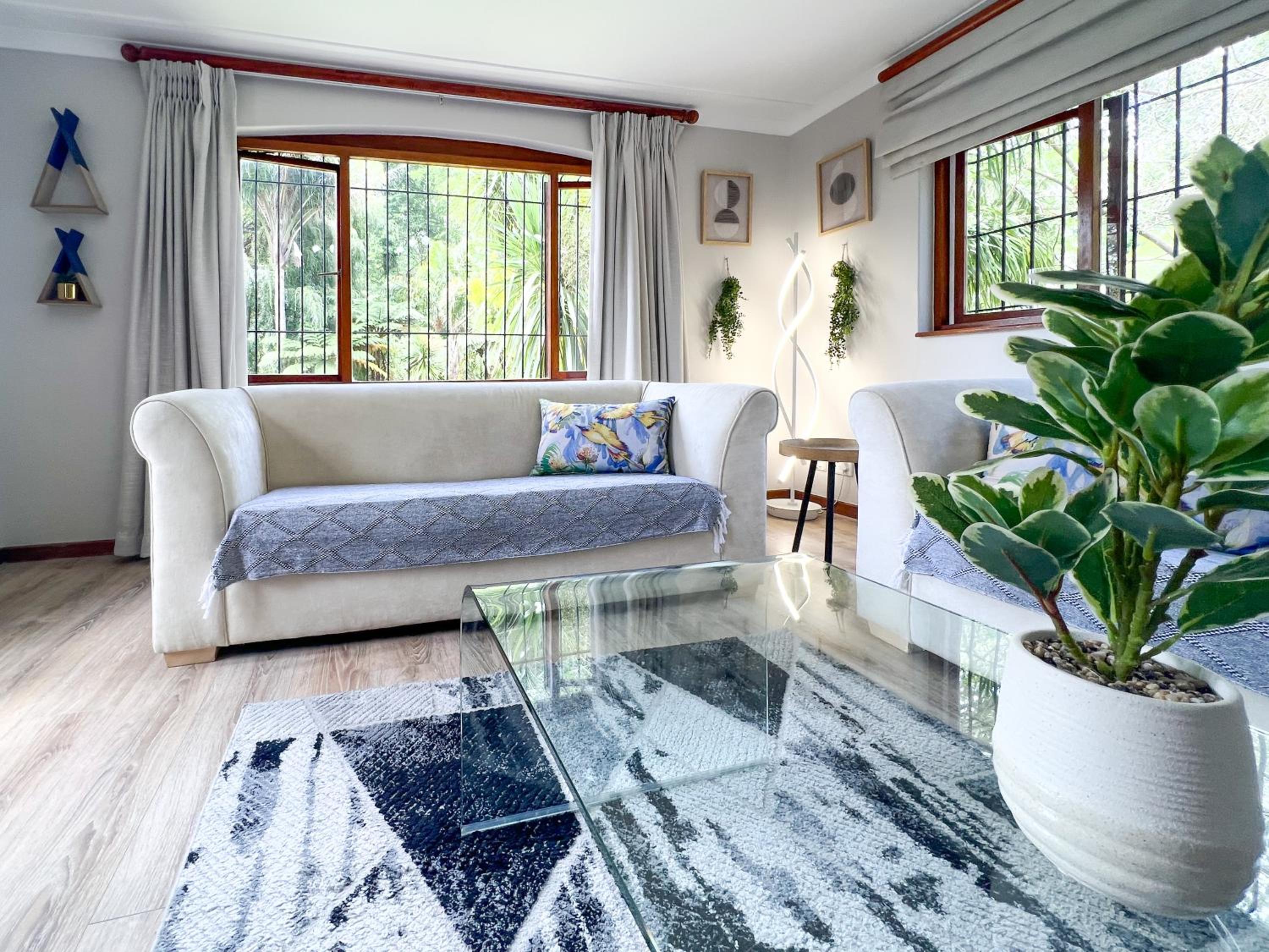 Spacious George self catering apartment for families, golfers, business travellers and couples 1 queen bed 2 sleeper couches