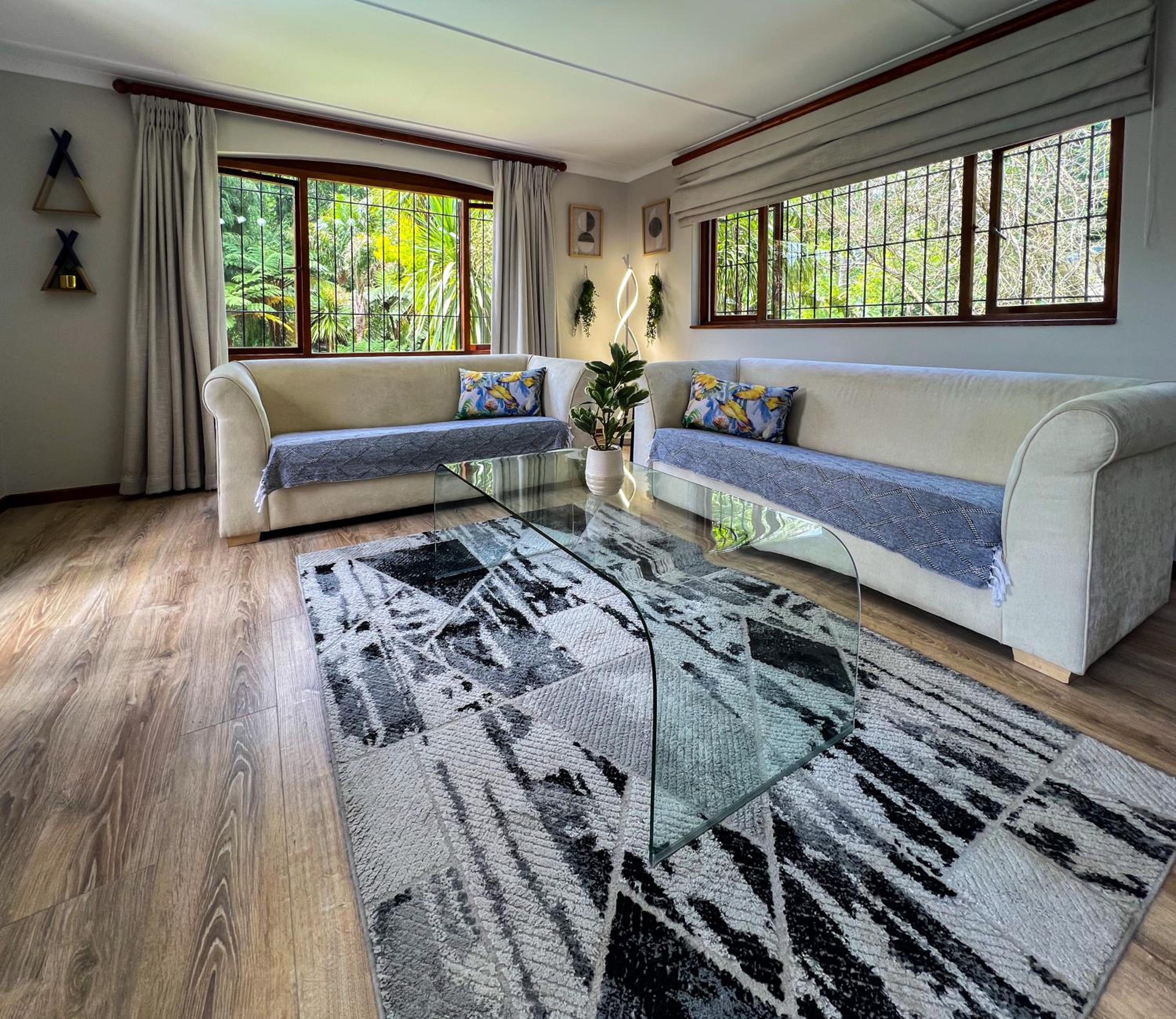 Spacious George self catering apartment for families, golfers, business travellers and couples 1 queen bed 2 sleeper couches