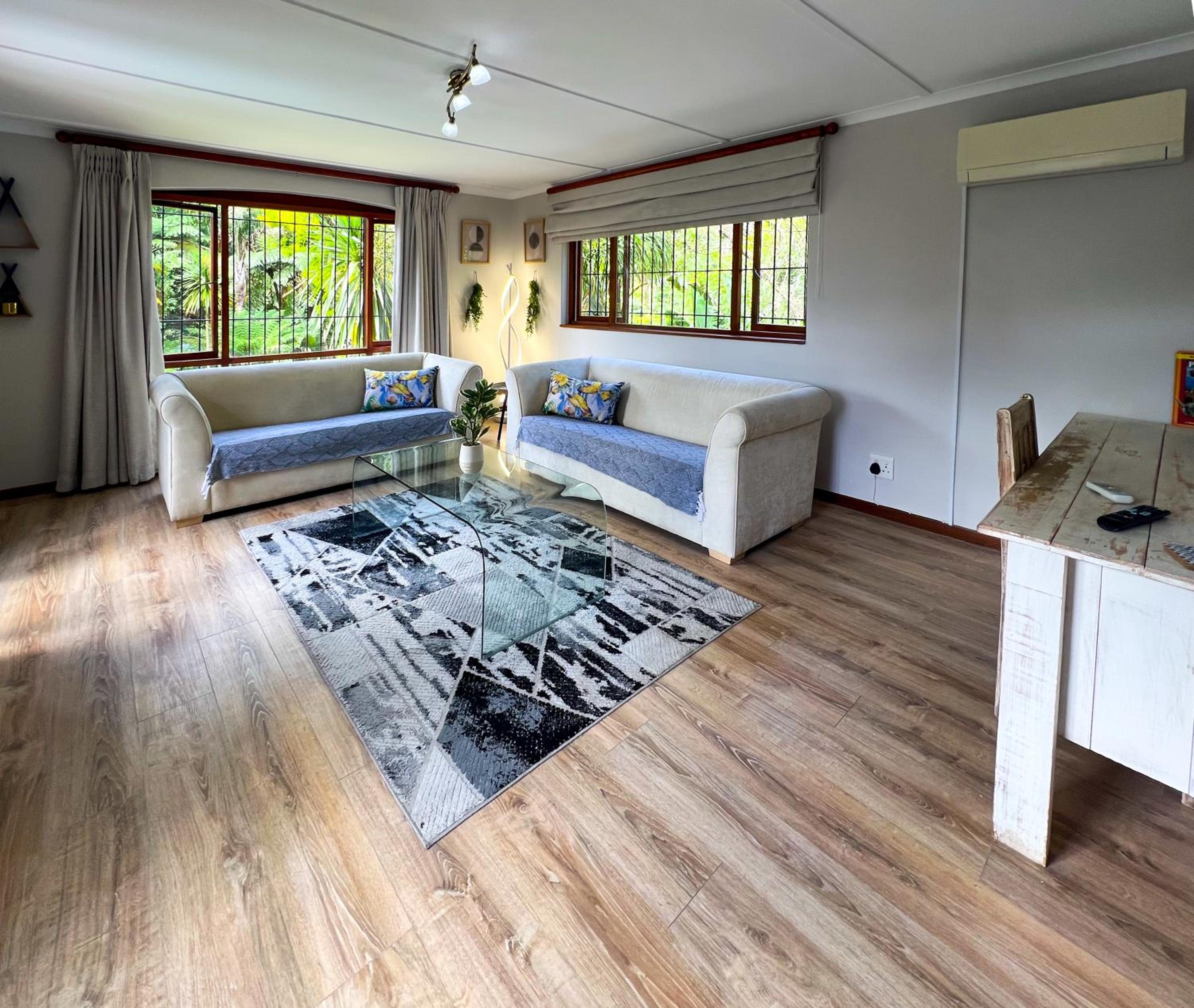 Spacious George self catering apartment for families, golfers, business travellers and couples 1 queen bed 2 sleeper couches
