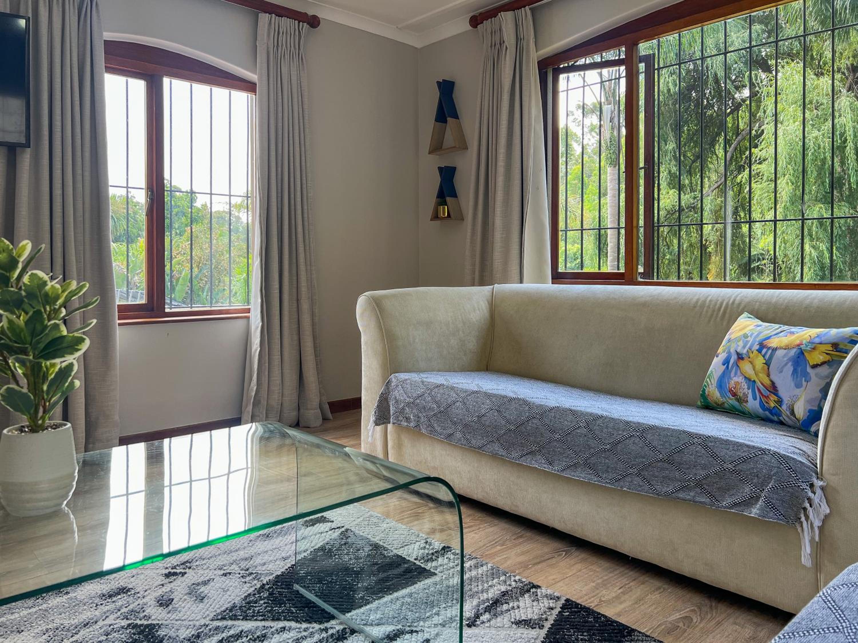 Spacious George self catering apartment for families, golfers, business travellers and couples 1 queen bed 2 sleeper couches