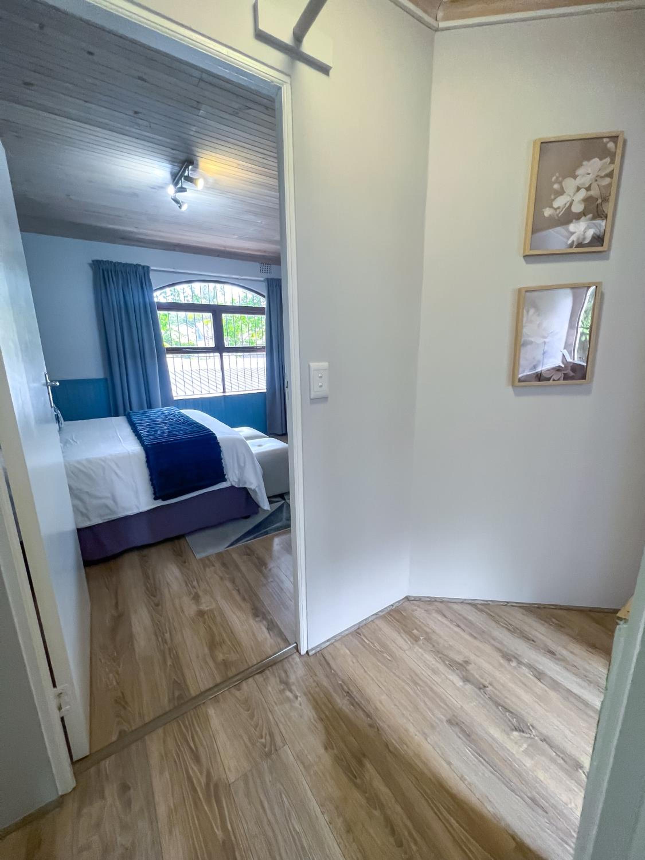 Spacious George self catering apartment for families, golfers, business travellers and couples 1 queen bed 2 sleeper couches