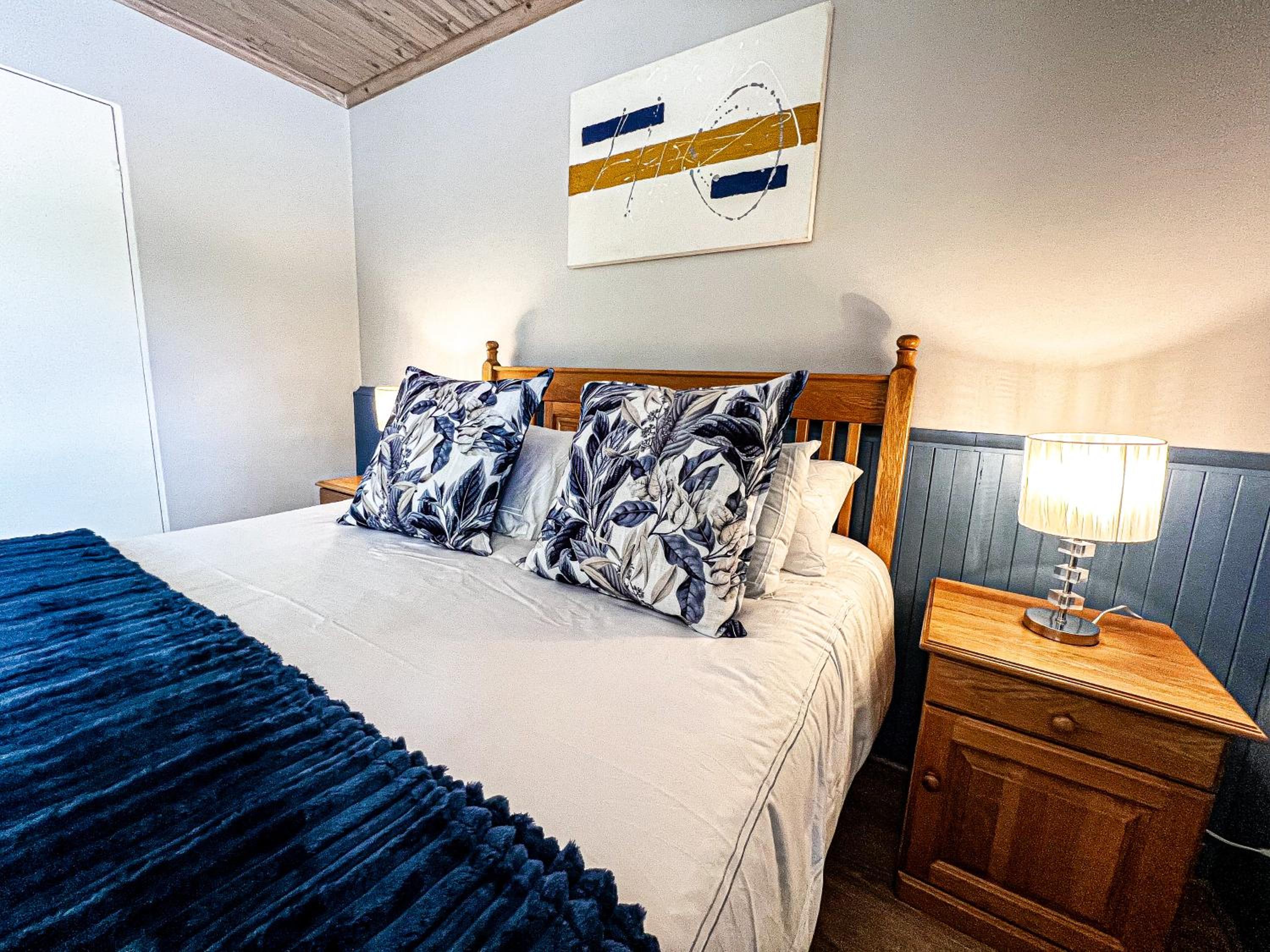 Spacious George self catering apartment for families, golfers, business travellers and couples 1 queen bed 2 sleeper couches