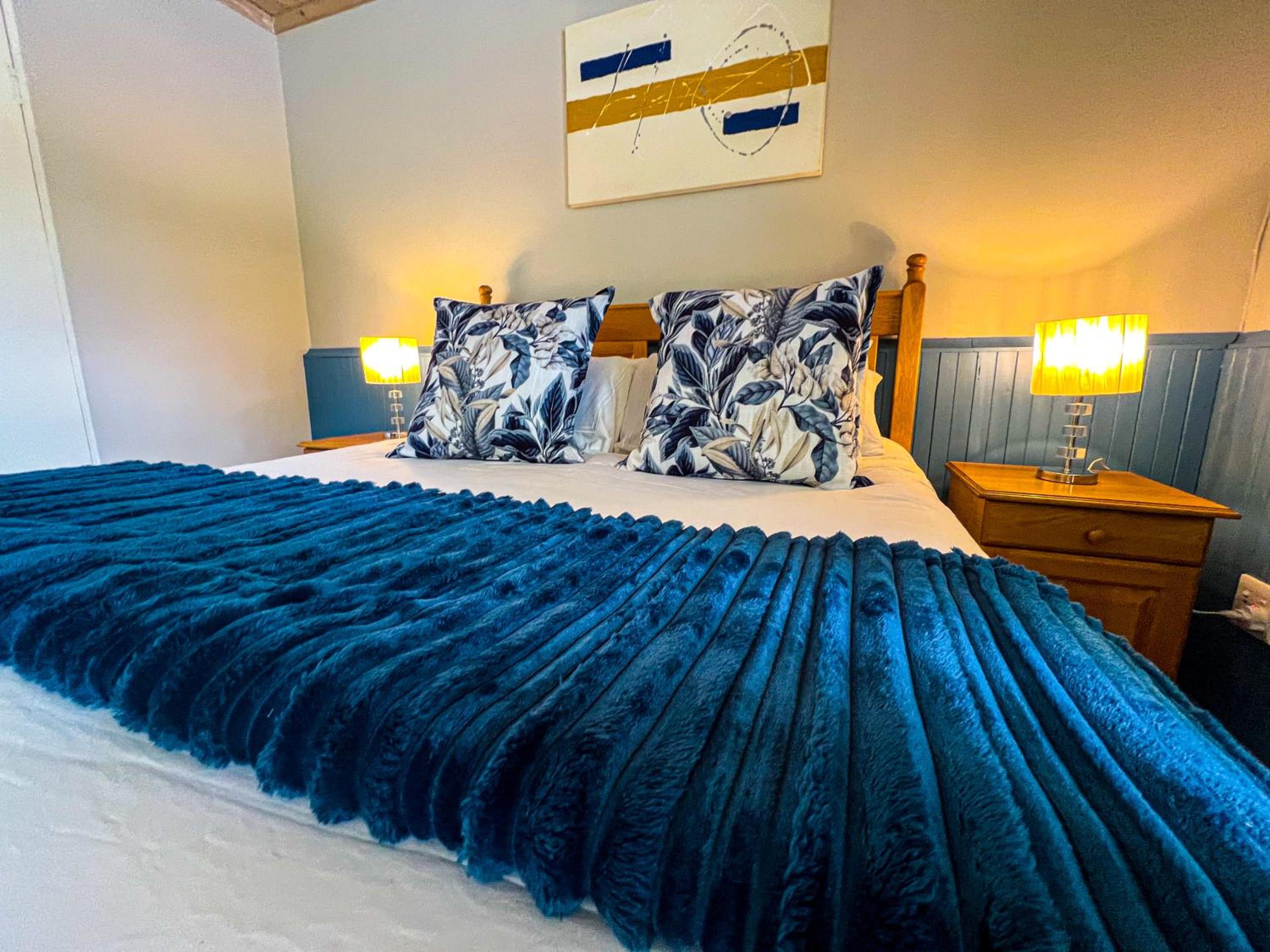 Spacious George self catering apartment for families, golfers, business travellers and couples 1 queen bed 2 sleeper couches