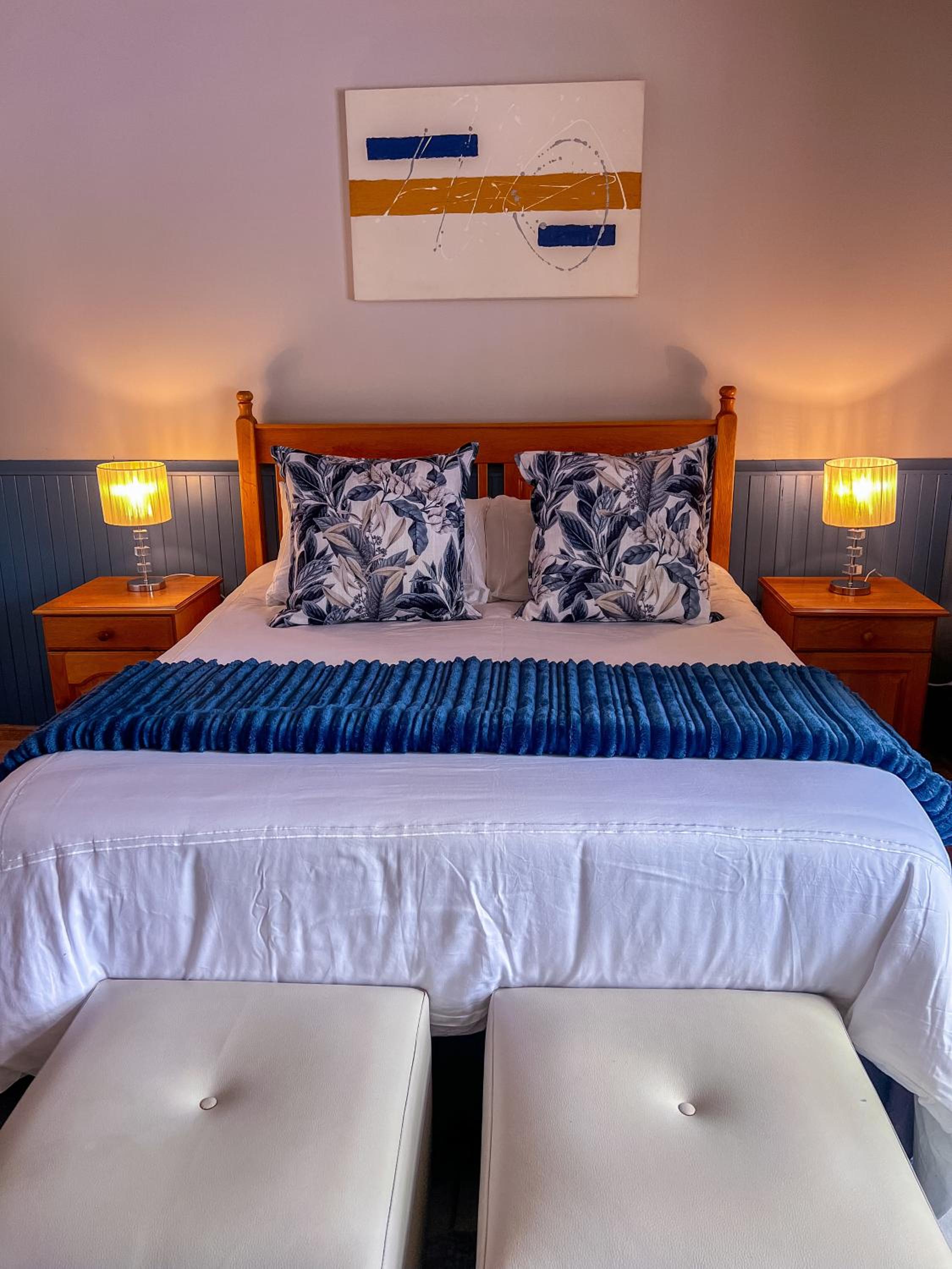 Spacious George self catering apartment for families, golfers, business travellers and couples 1 queen bed 2 sleeper couches