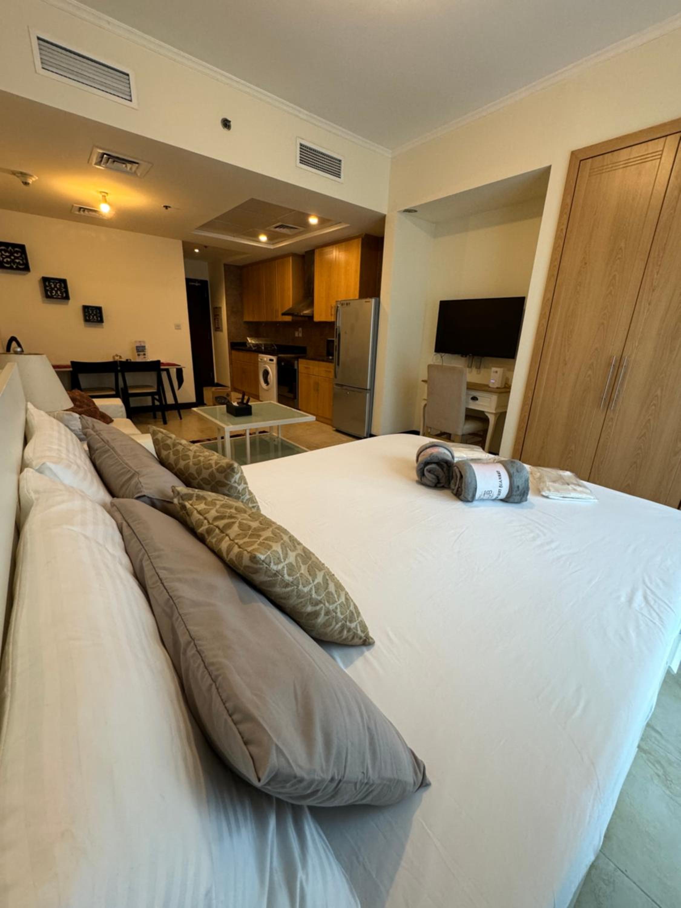 Click Stay - JLT - Studio & Balcony Lakes view Entire Apartment -RA