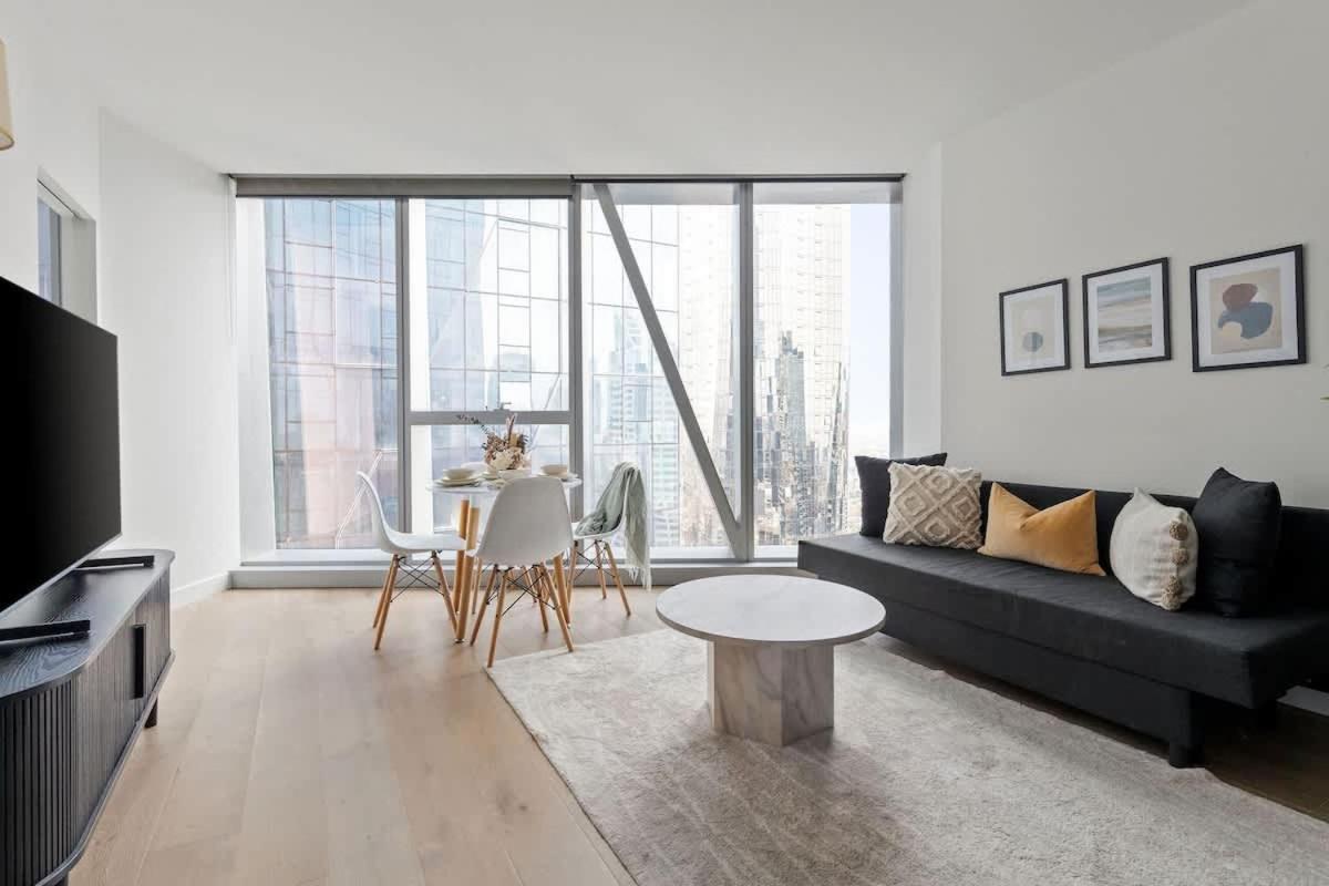 Luxury 2BR Apt Opposite Southern Cross