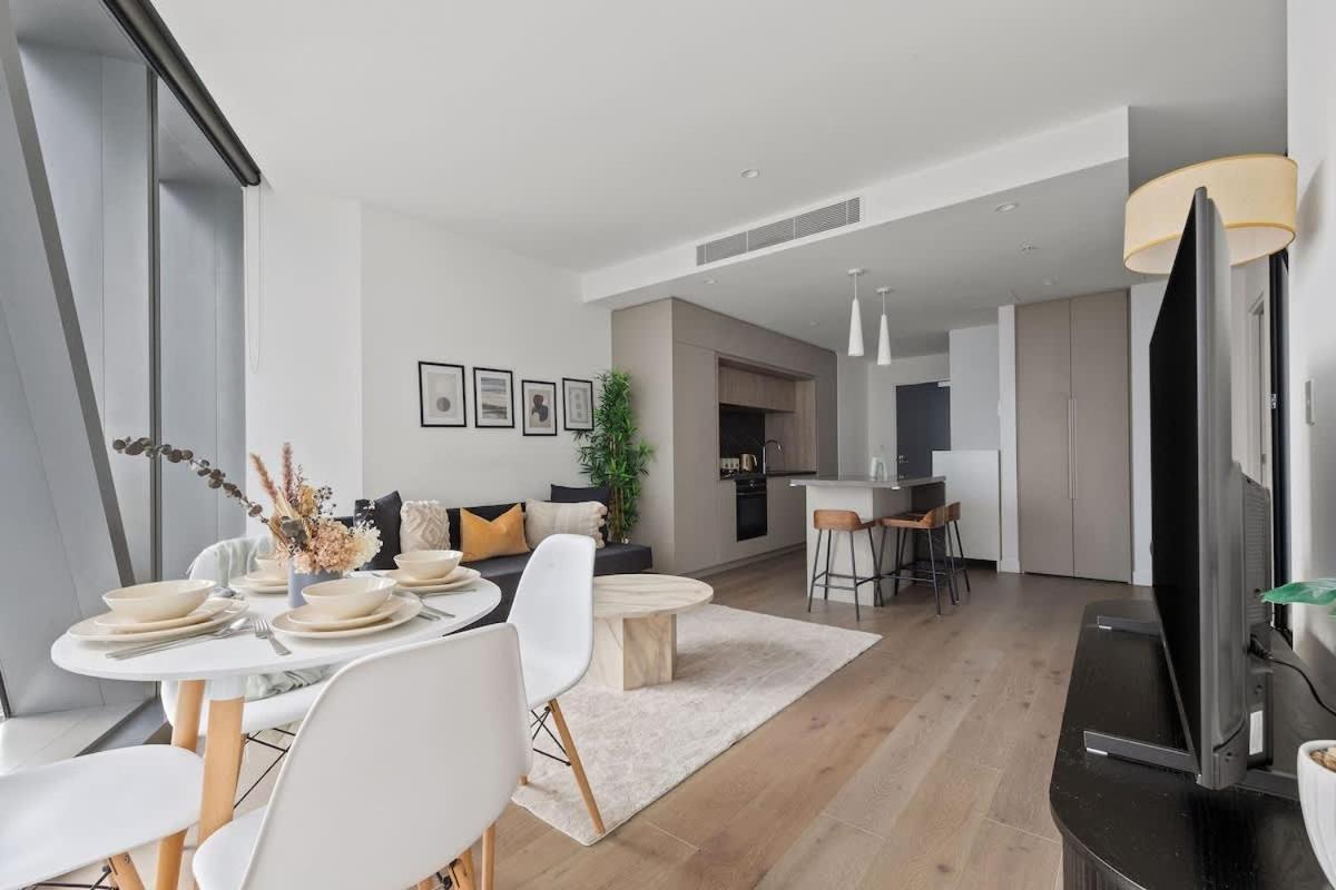 Luxury 2BR Apt Opposite Southern Cross