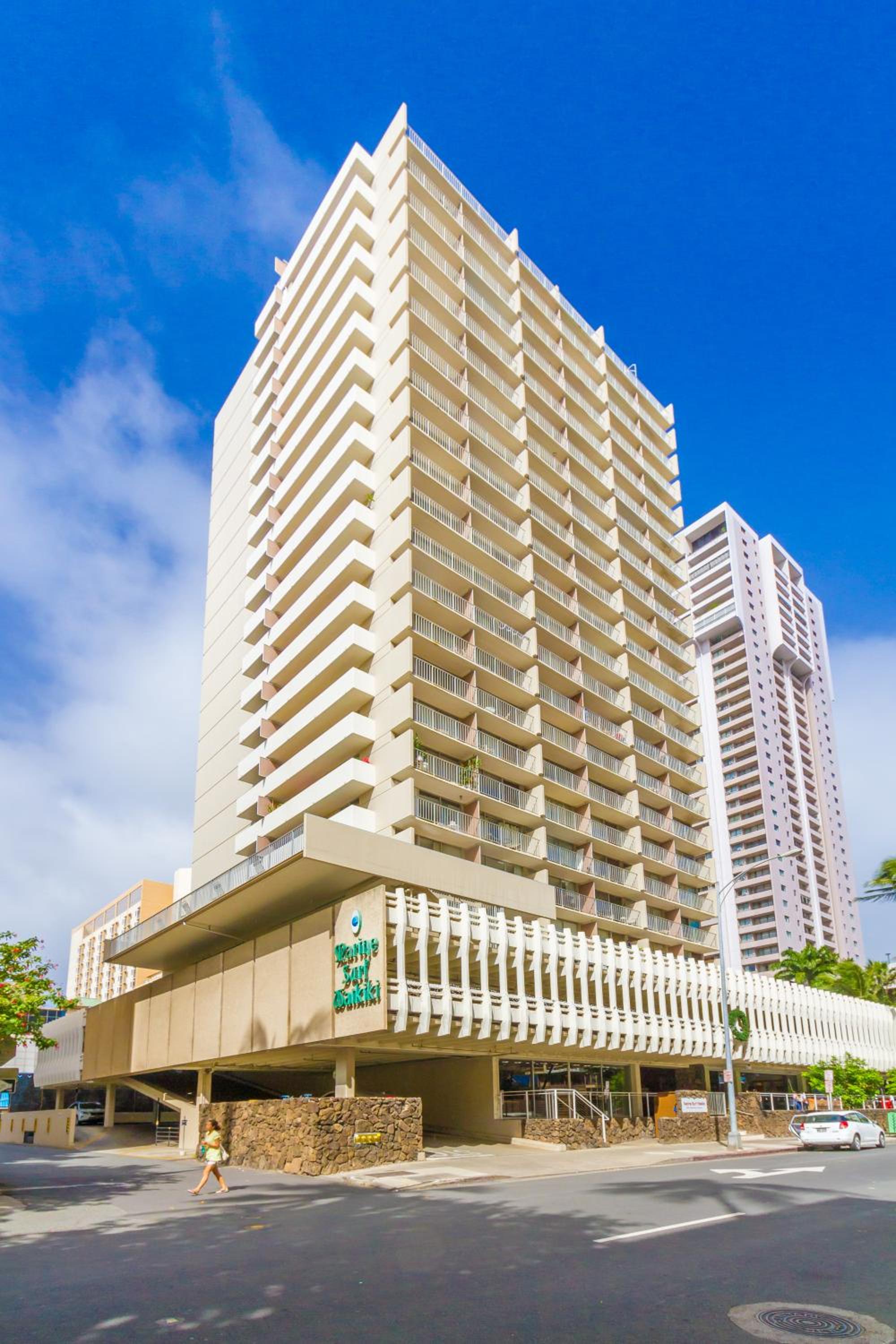 Tropical Studios at Marine Surf Waikiki - FREE PARKING - BEST LOCATION - FULL KITCHEN - SWIMMING POOL