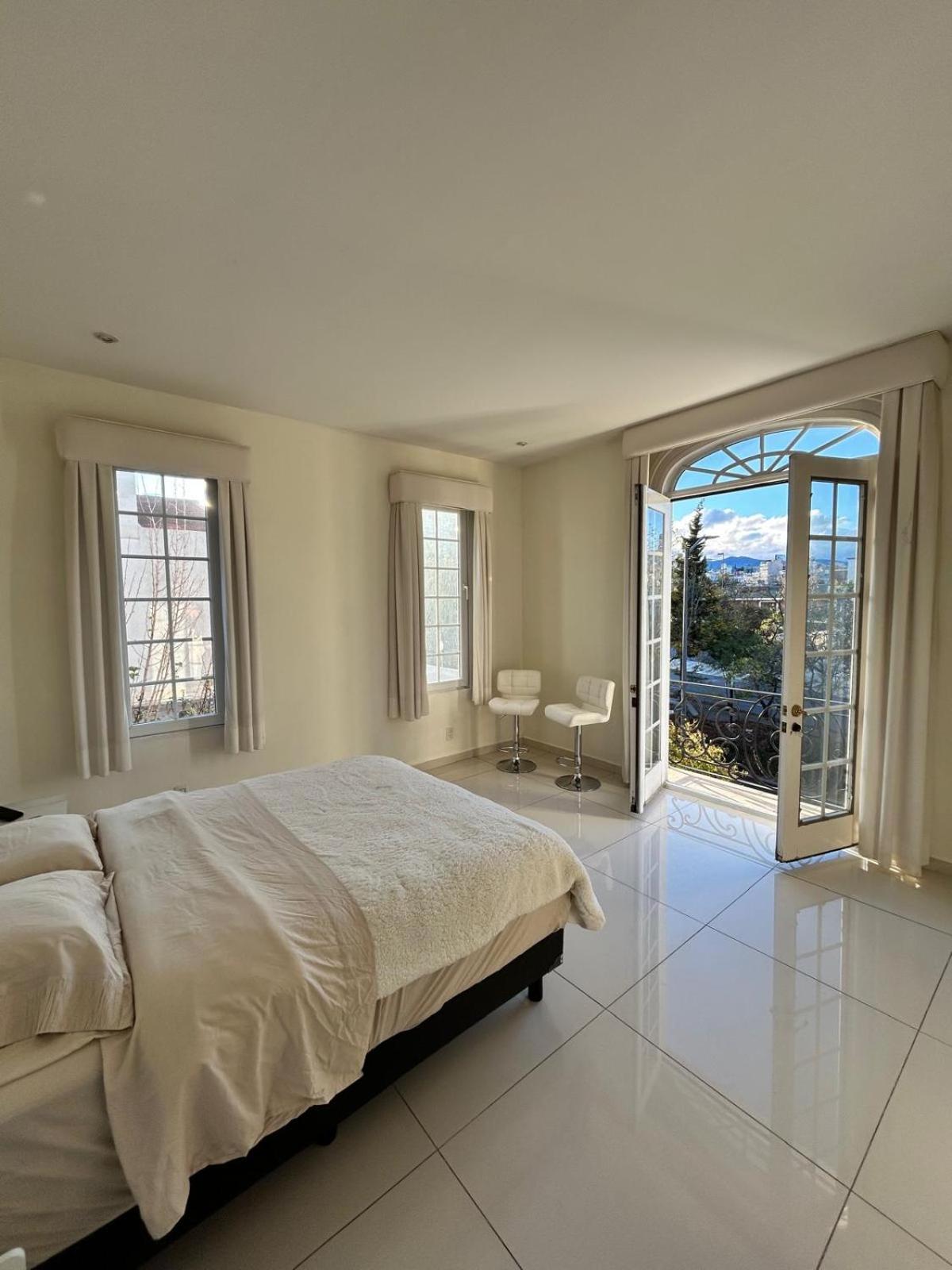 Modern room with balcony — Mexico City