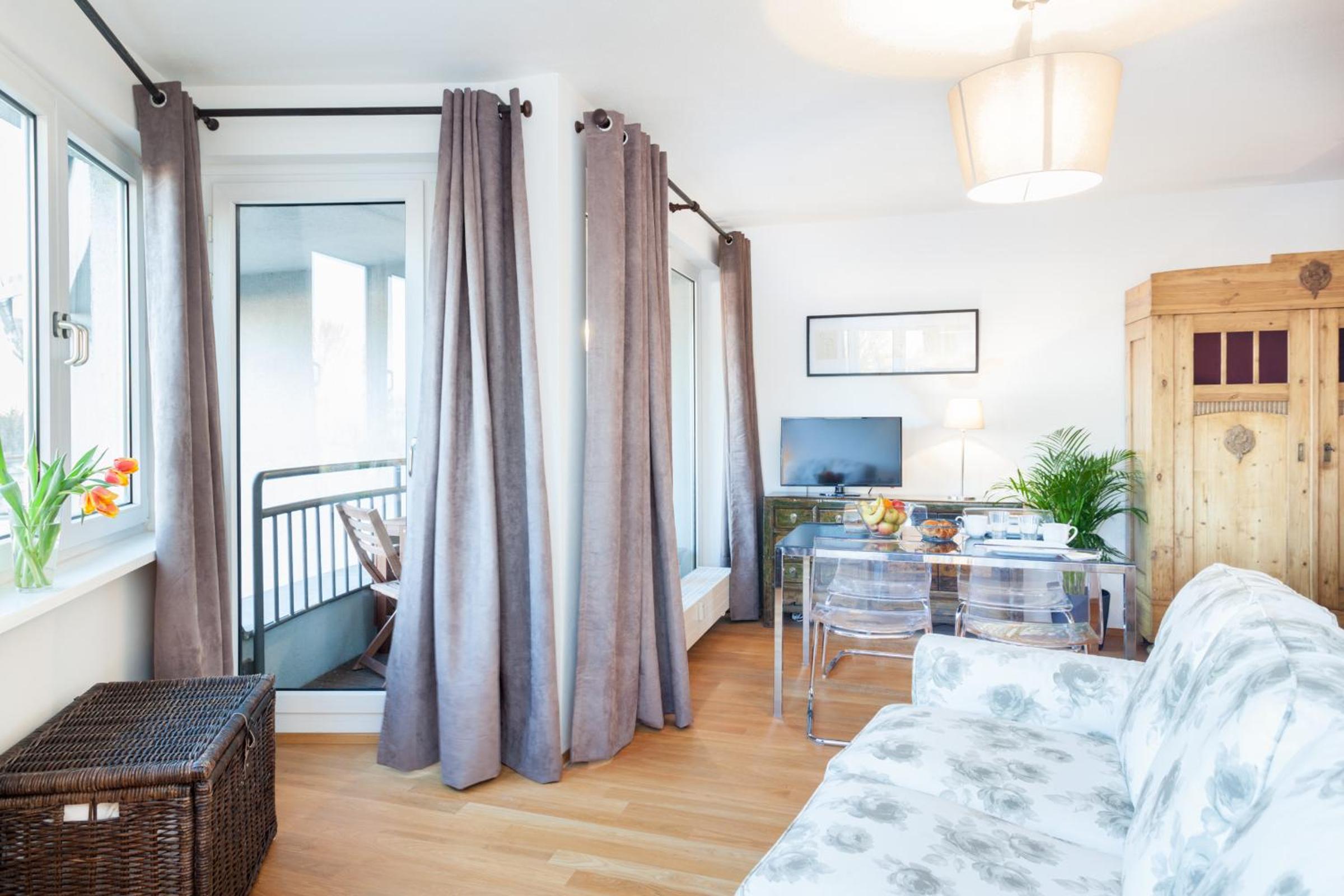 The Maybach - rooftop living XBerg, 1BR, 1 living room, group & family friendly, 2 - 4 Guests