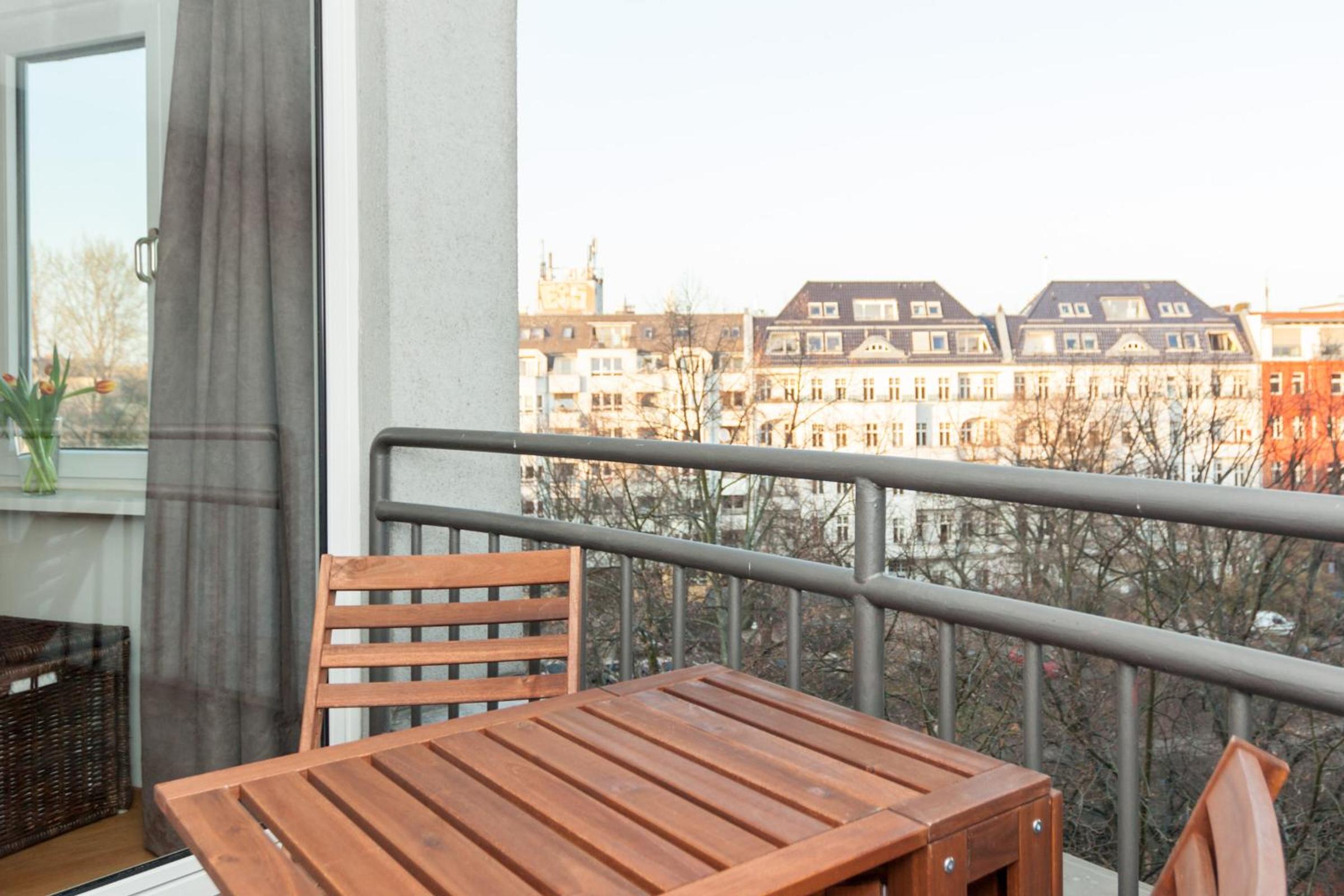 The Maybach - rooftop living XBerg, 1BR, 1 living room, group & family friendly, 2 - 4 Guests
