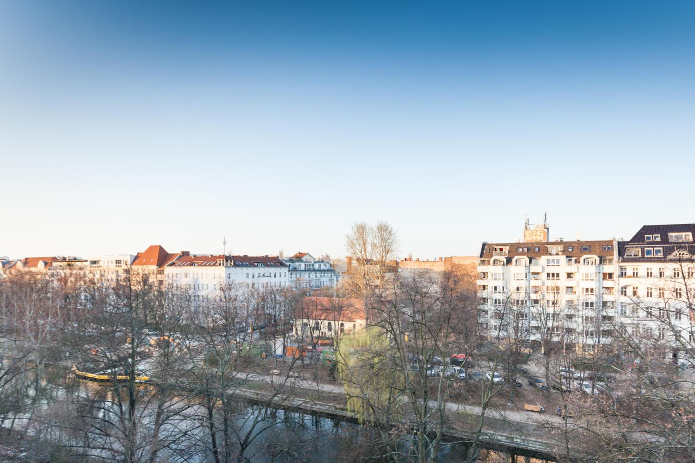 The Maybach - rooftop living XBerg, 1BR, 1 living room, group & family friendly, 2 - 4 Guests