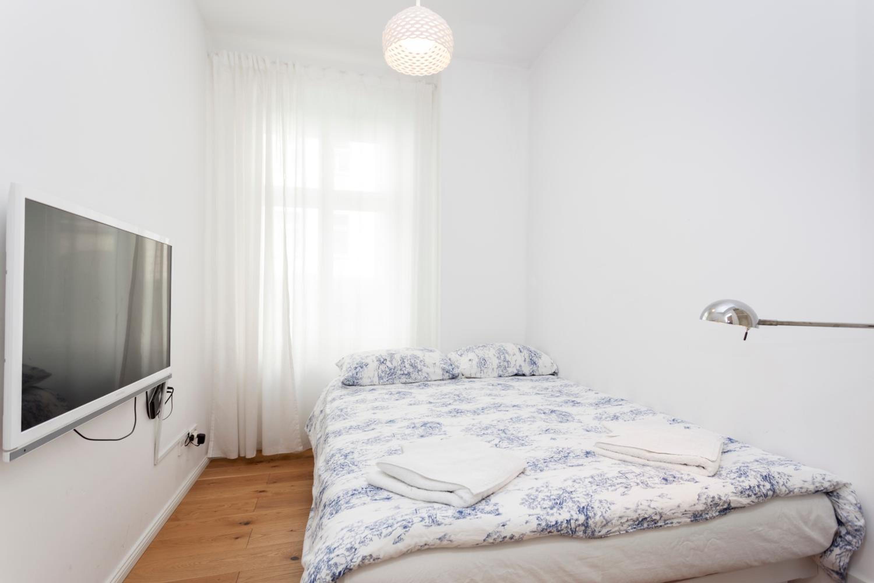 Lofty Torstr Apartments, 4 unique units from 1-3 bedrooms in Mitte, ideal for families & groups, from 2 up to 8 Guests