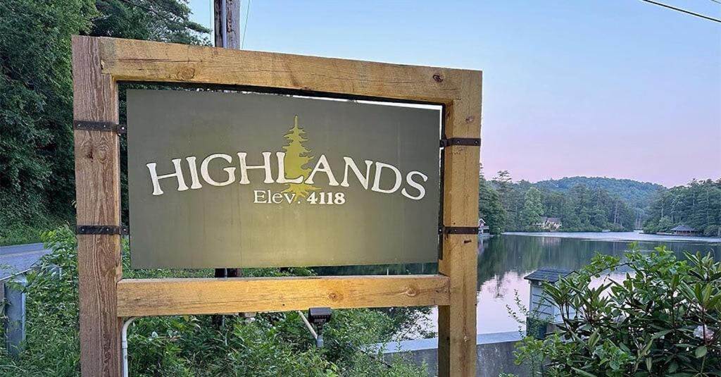 Highlands Cabin with Mountain Views & 5 Min to Downtown