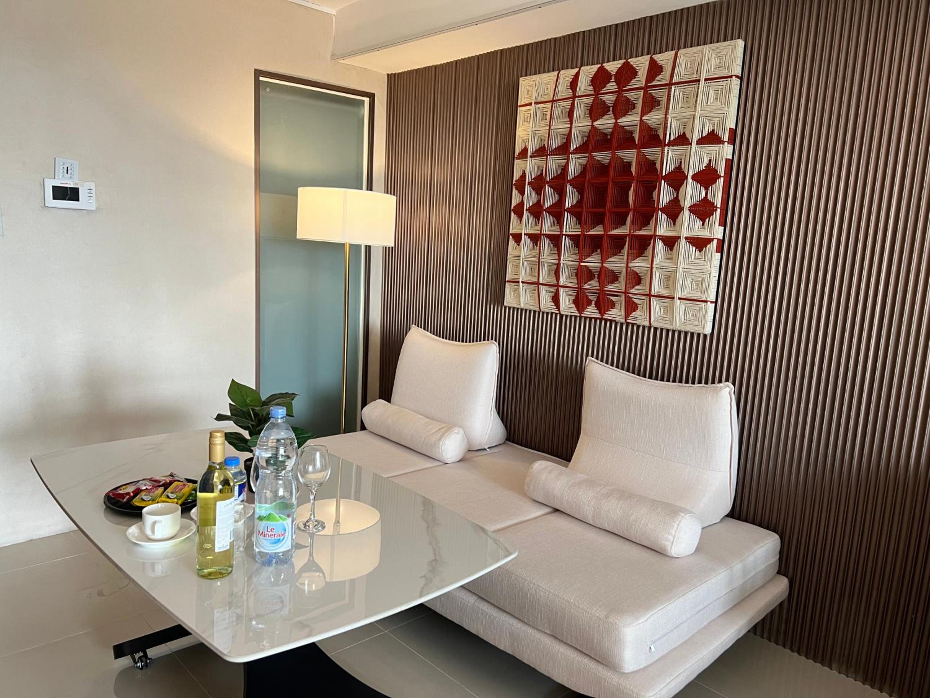 Luxurious Style Apartment cross to Okada and near City of Dreams, Solaire, MOA, and Airport