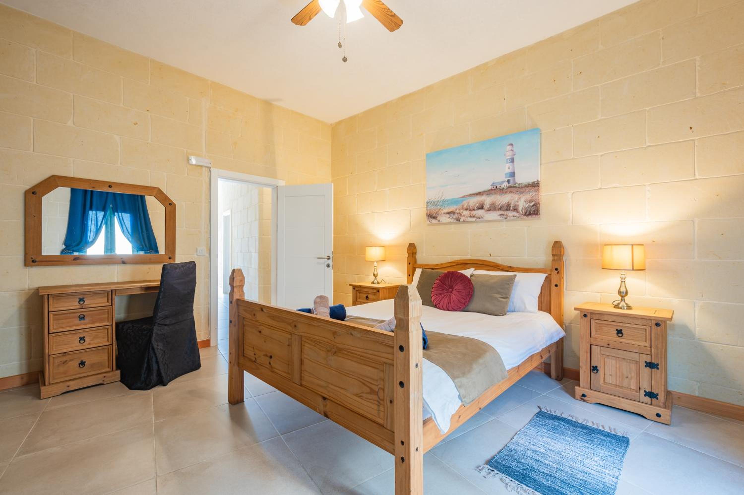 Ellie Boo Farmhouse with Pool and Hot Tub and Games Room