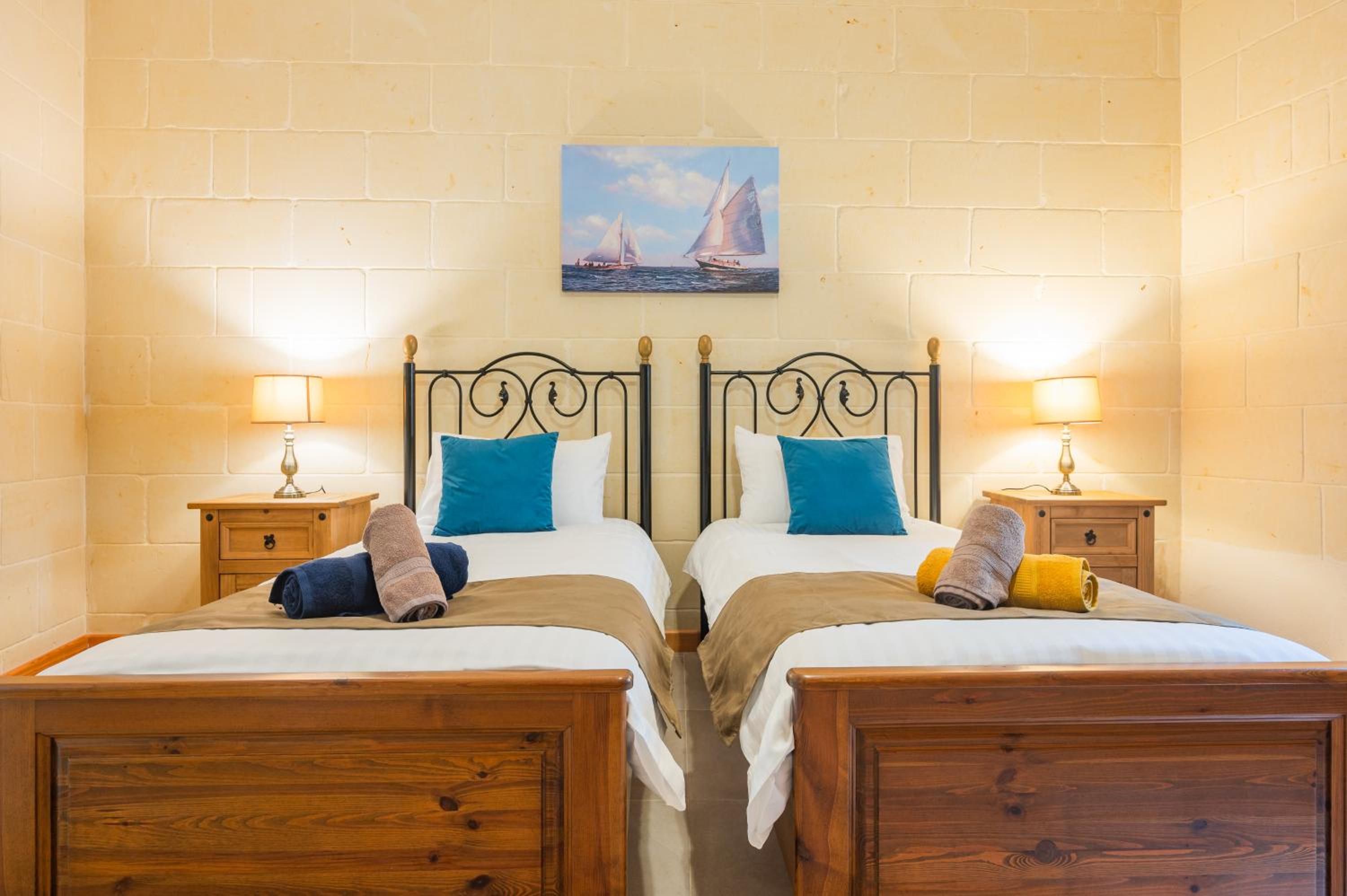 Ellie Boo Farmhouse with Pool and Hot Tub and Games Room