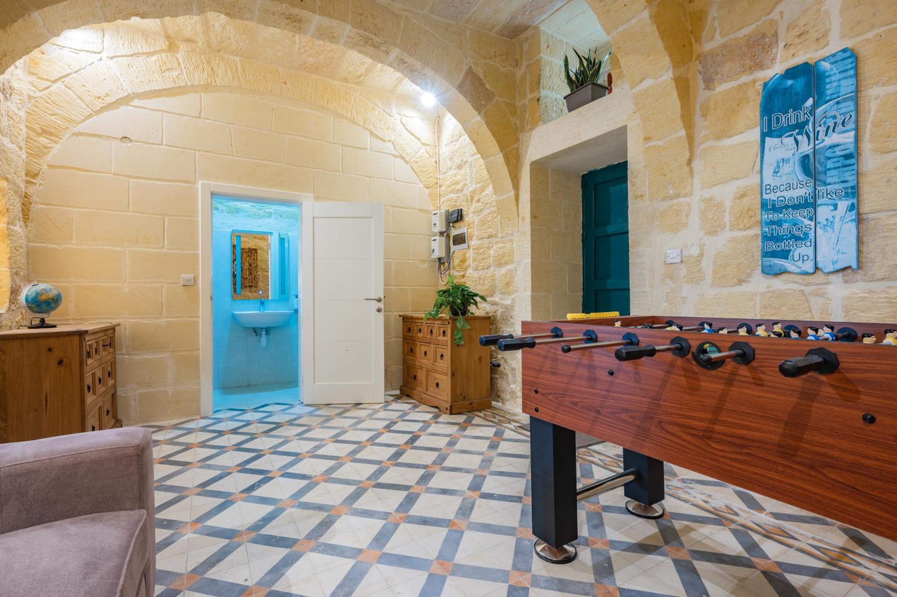 Ellie Boo Farmhouse with Pool and Hot Tub and Games Room