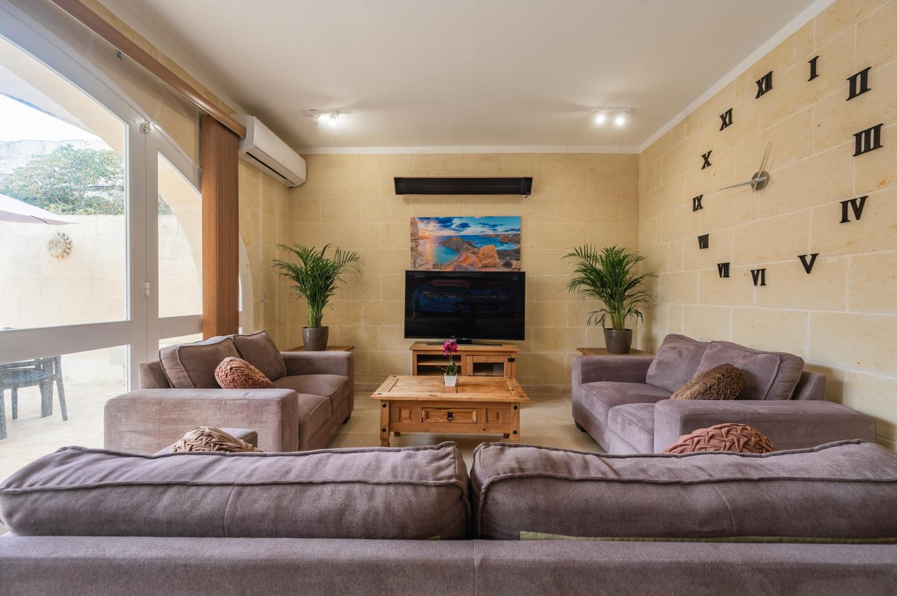 Ellie Boo Farmhouse with Pool and Hot Tub and Games Room