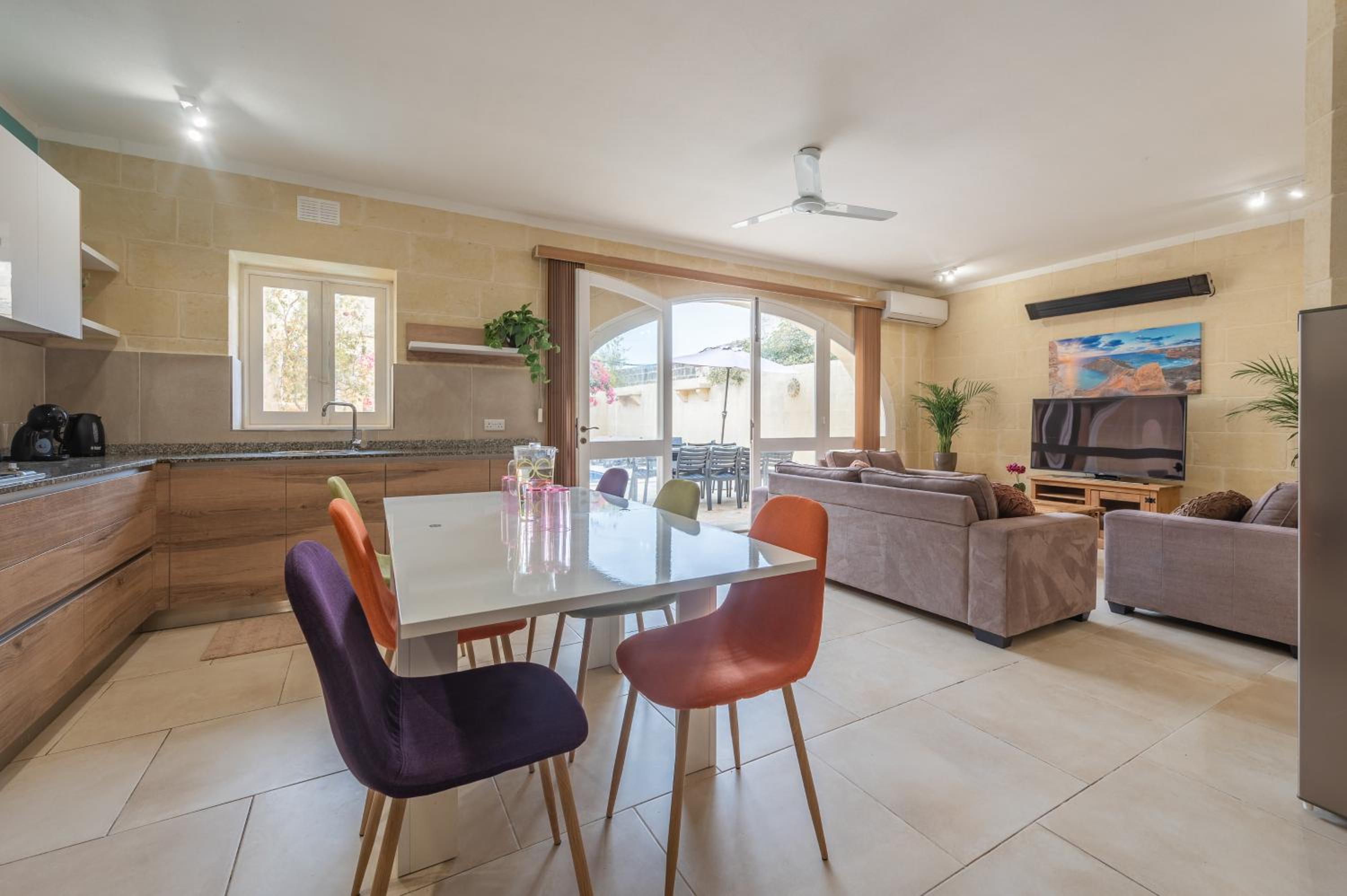 Ellie Boo Farmhouse with Pool and Hot Tub and Games Room