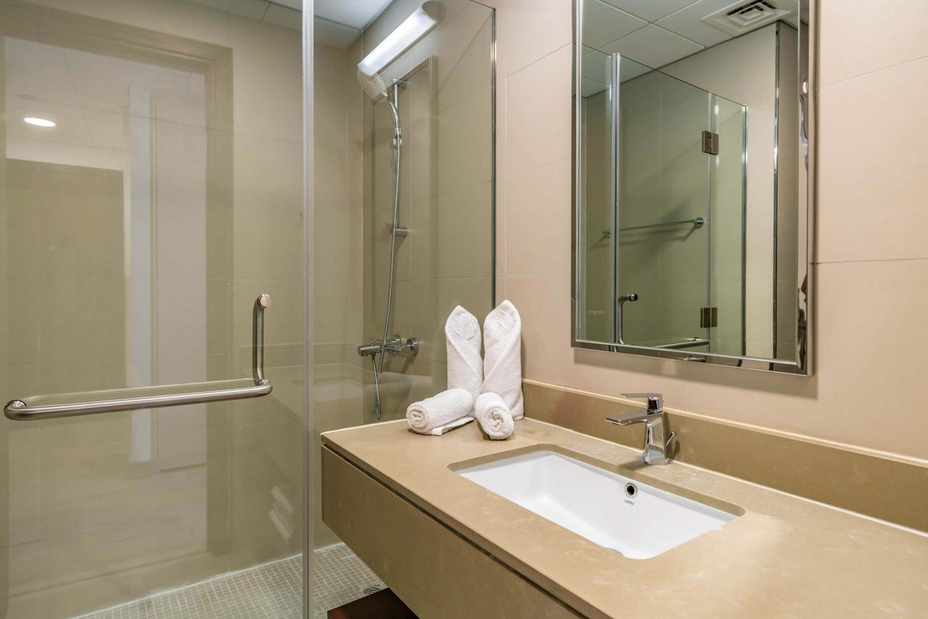Silkhaus newly furnished studio facing DIFC with pool and gym access — Dubai photo 3