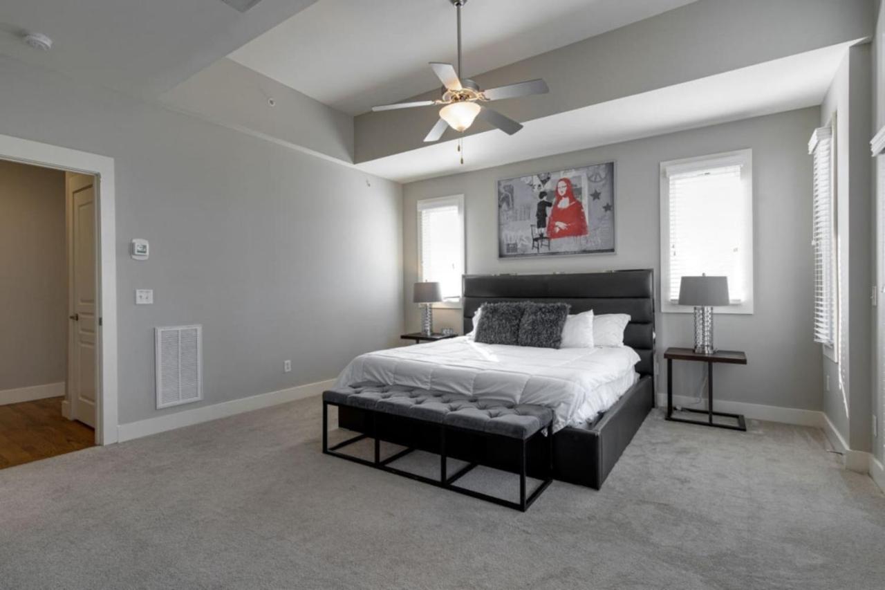 Corner KING - KING size beds Close to Vandy & Broadway