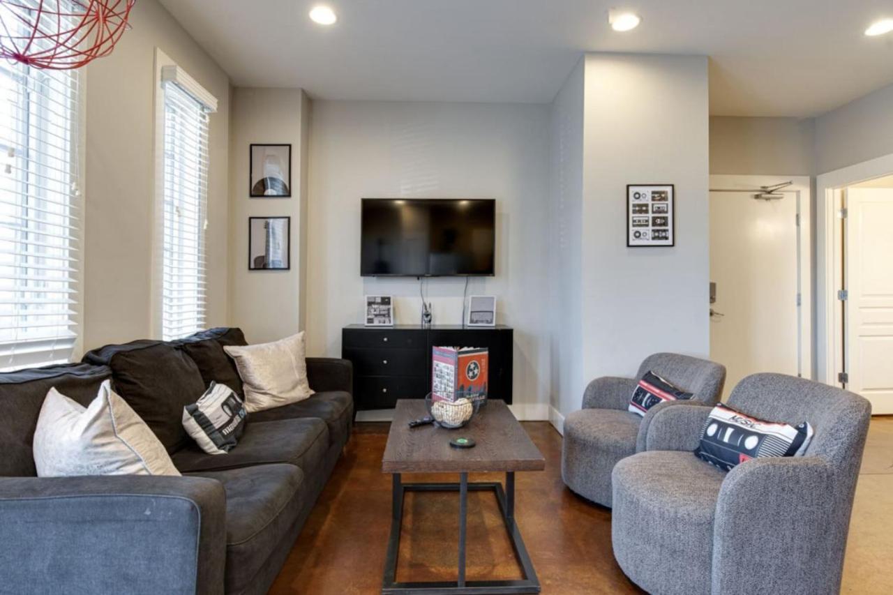 Corner KING - KING size beds Close to Vandy & Broadway