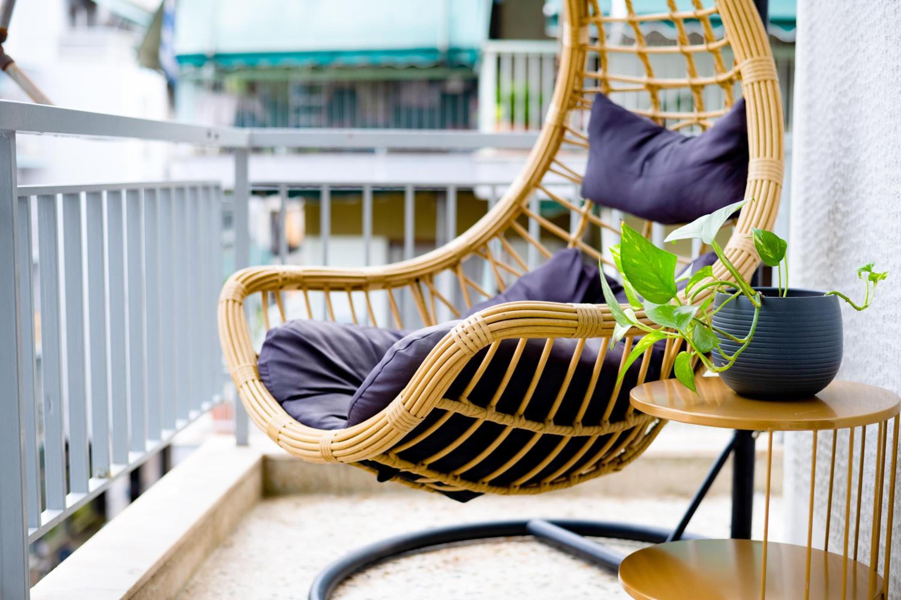 The Parthenon Porch for Familys & Groups , 4BR !