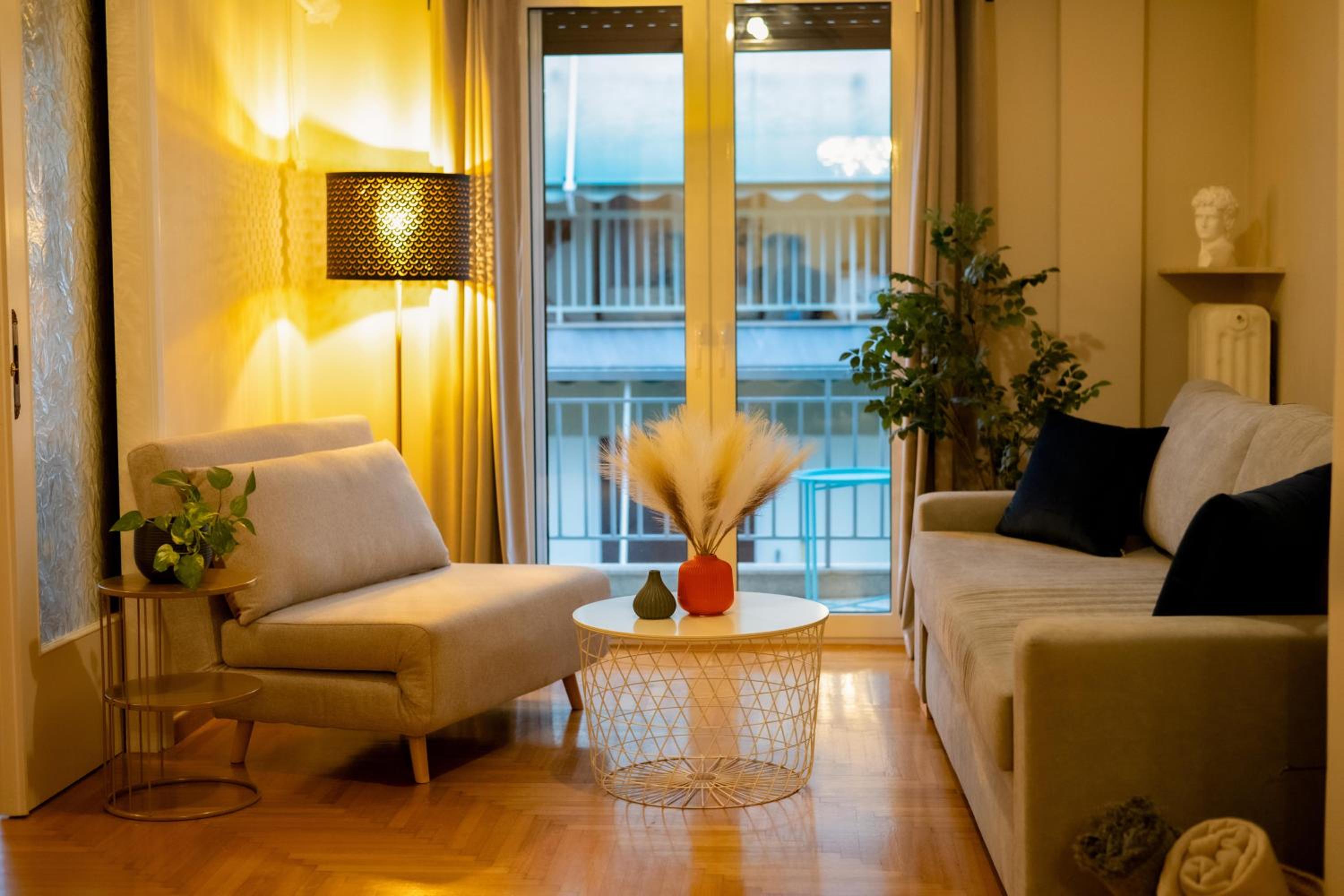 The Parthenon Porch for Familys & Groups , 4BR !