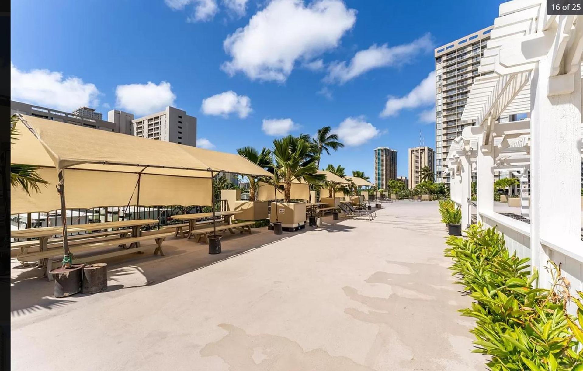 Waikiki Seaside Monarch Paradise Hotel Studio Near Waikiki - Mountain and City View - Full Kitchen