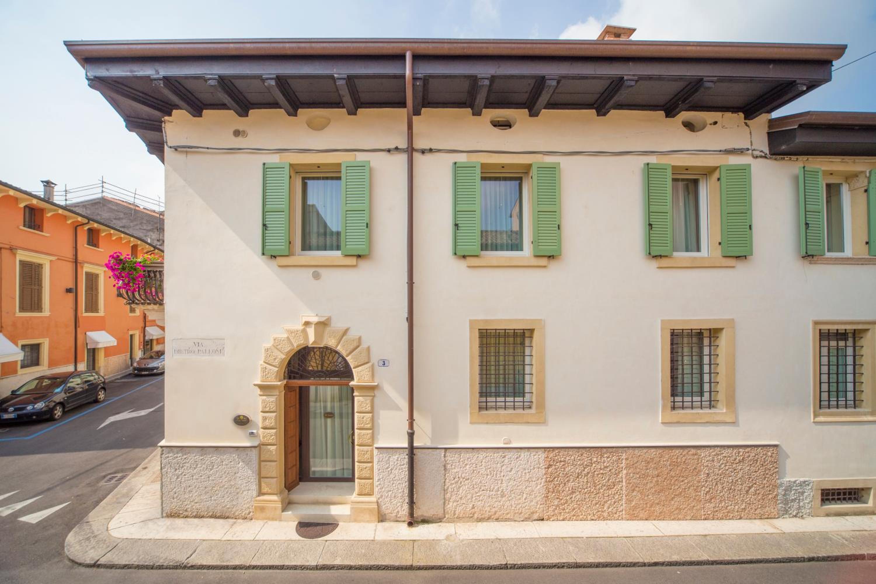 Lady Capulet Apartments