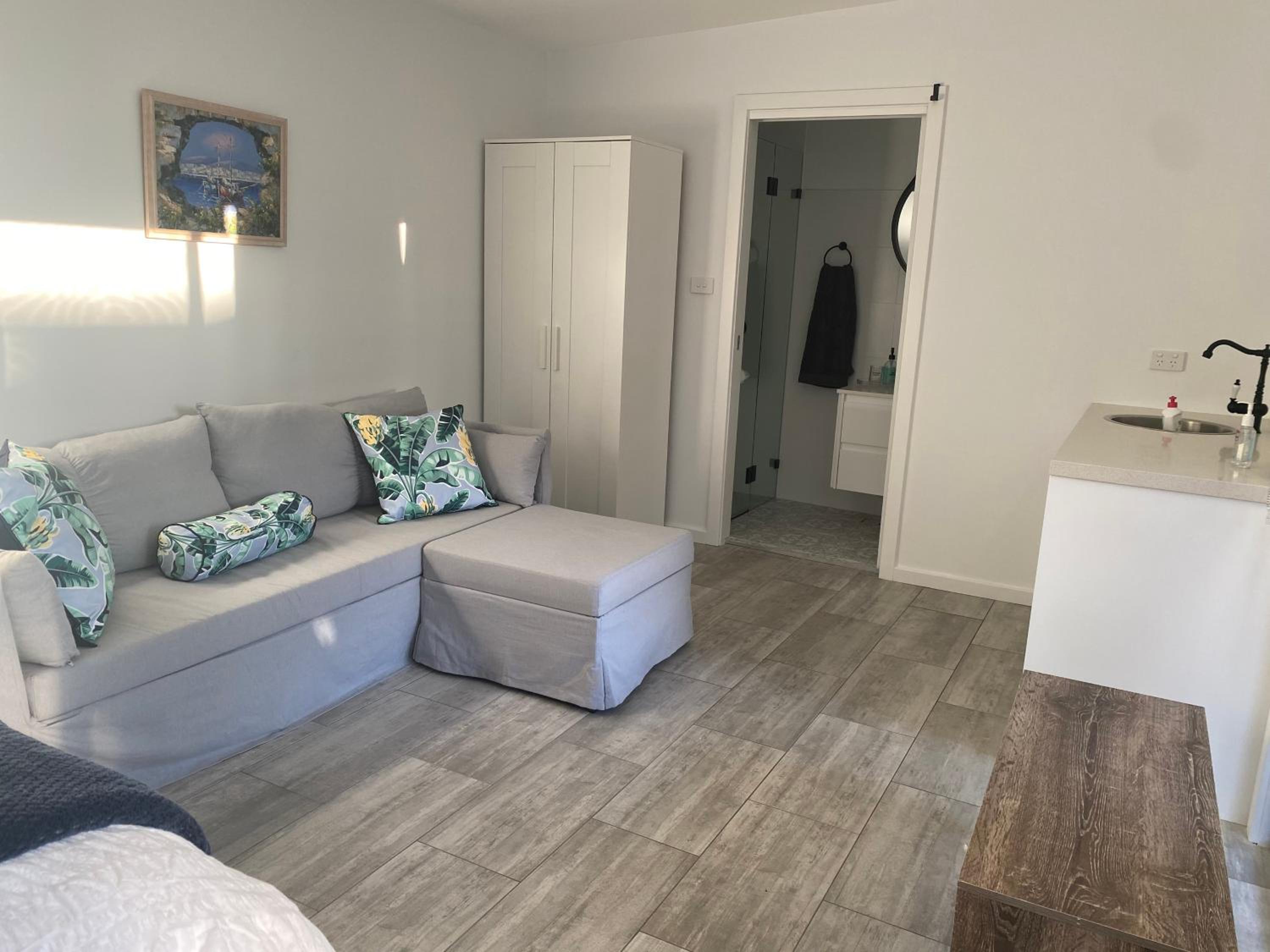 Golf Course & Beach Stay Self-Contained Guest House