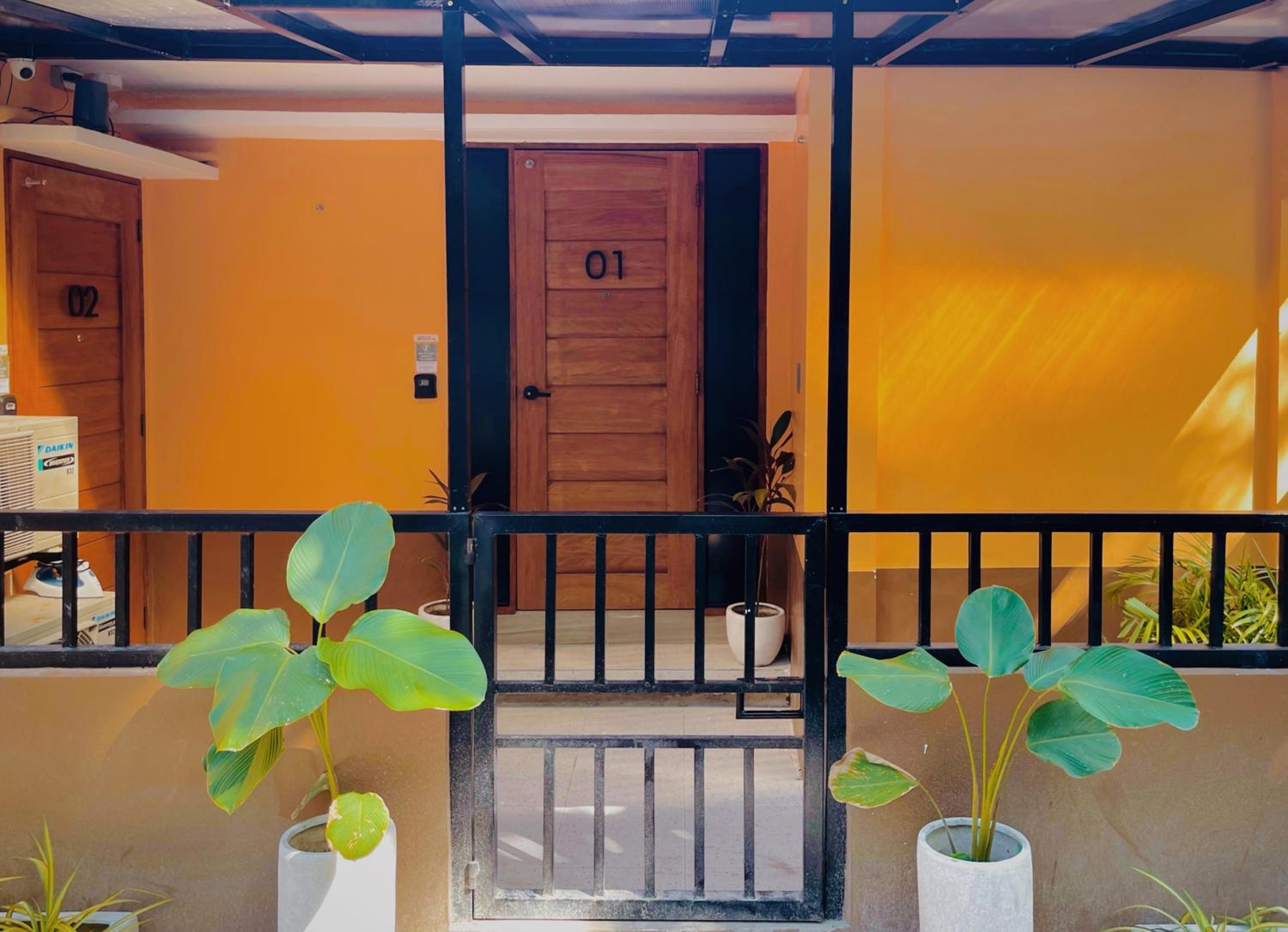 Easy Access Stay, Minutes from Airport on Main Road