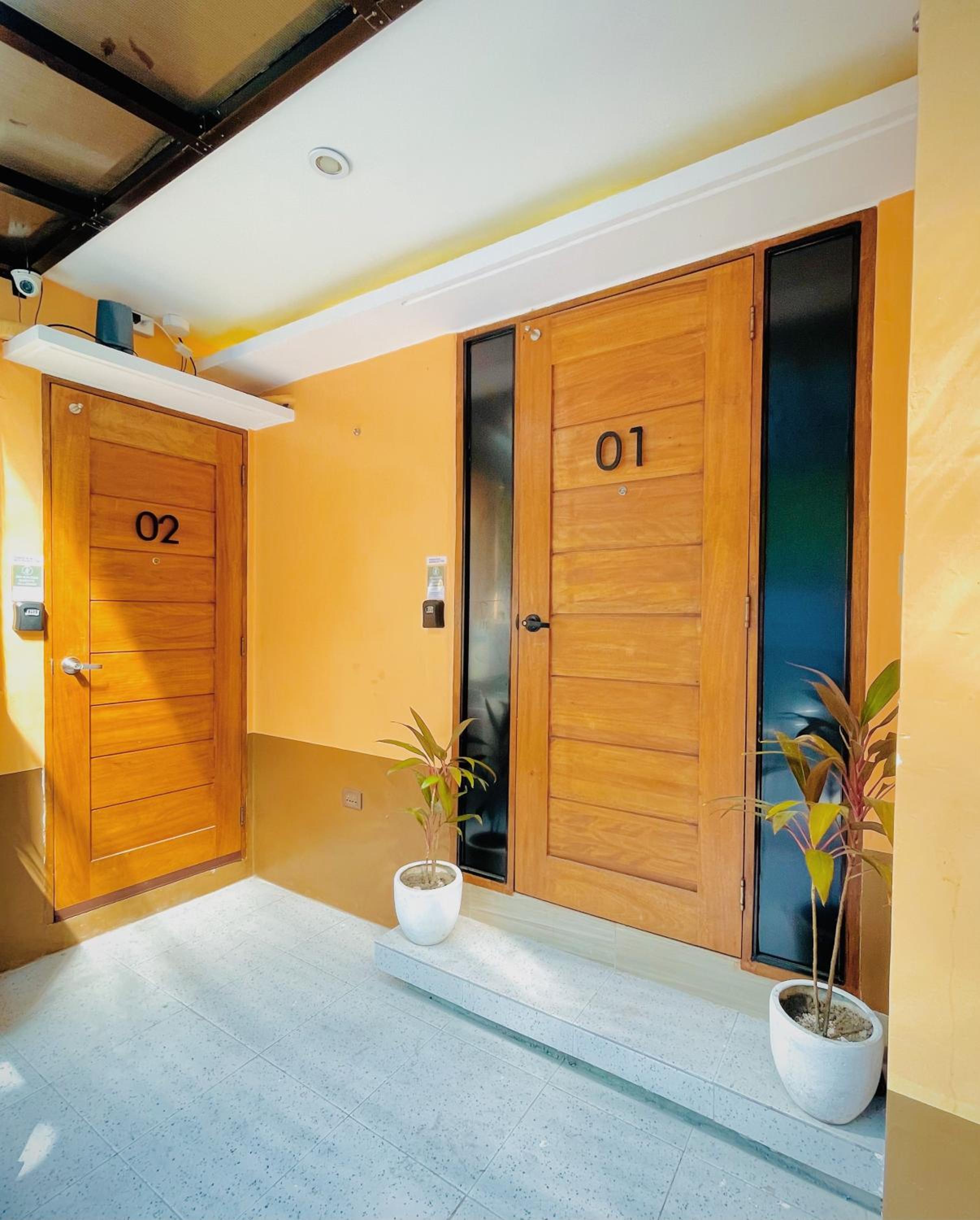 Easy Access Stay, Minutes from Airport on Main Road