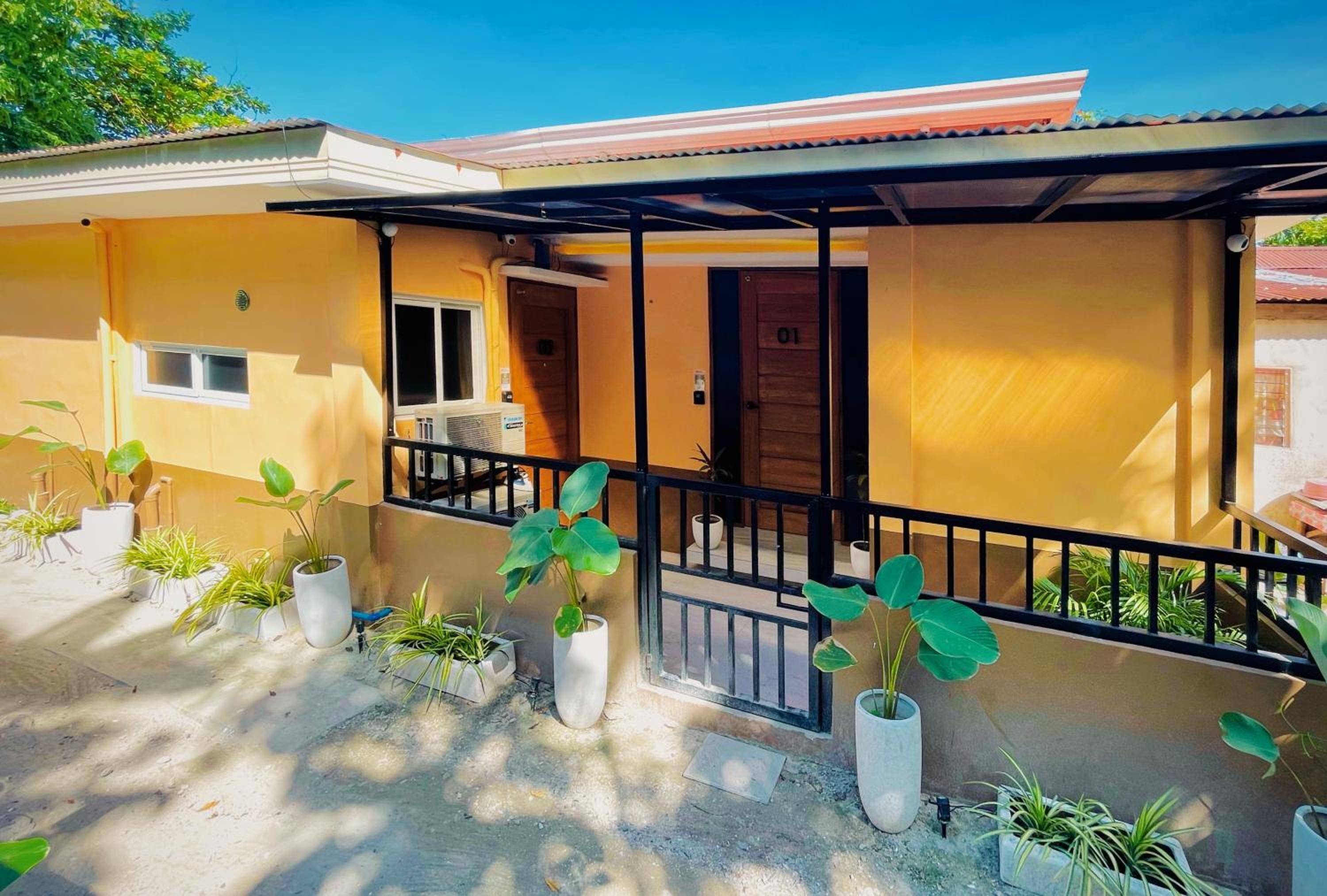 Easy Access Stay, Minutes from Airport on Main Road